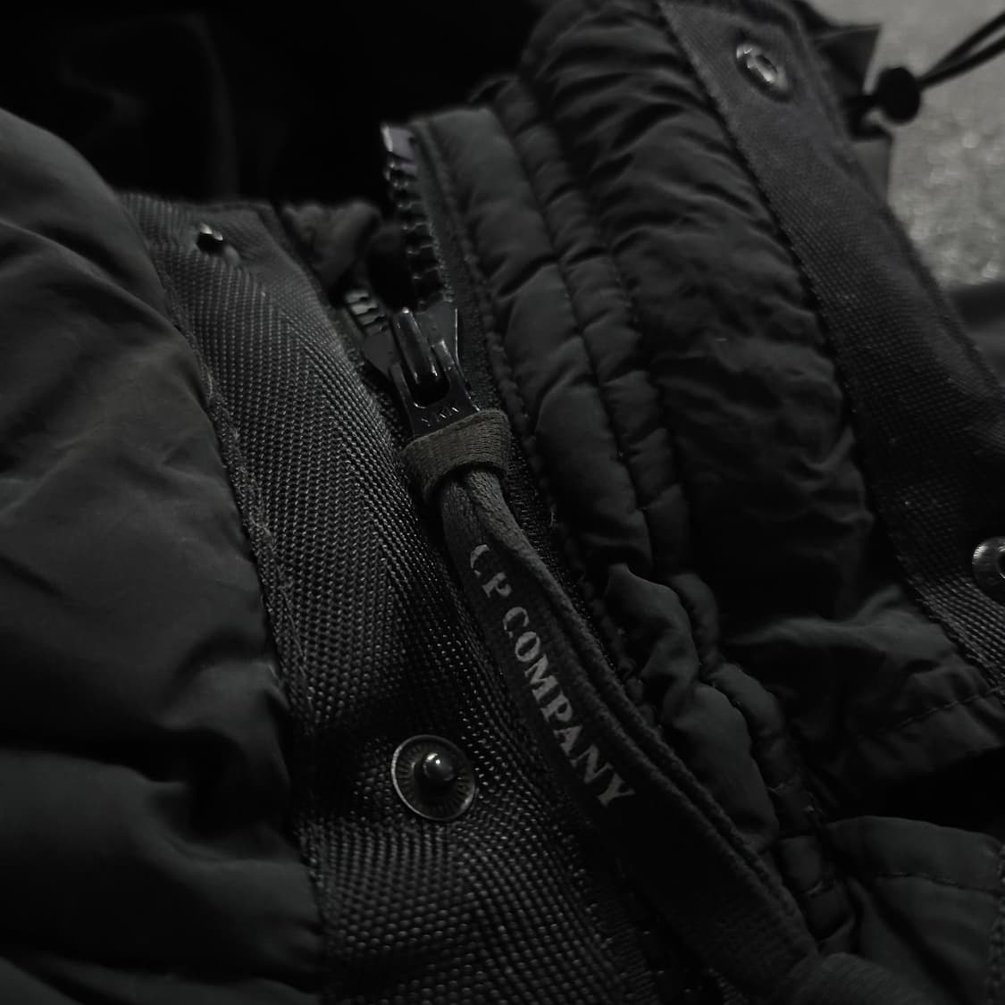 CP 컴퍼니 고글 후드 퀼티드 다운 패딩 (XL) 상품이미지7