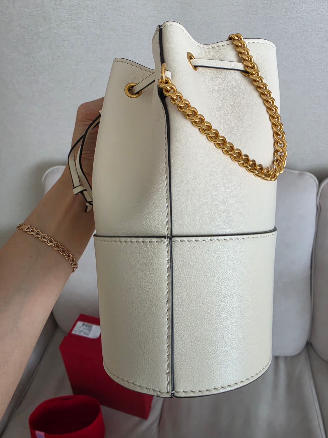 발렌티노 V로고 미니 버킷백 아이보리 풀구성 (무신사 부티크 구매) 상품이미지3