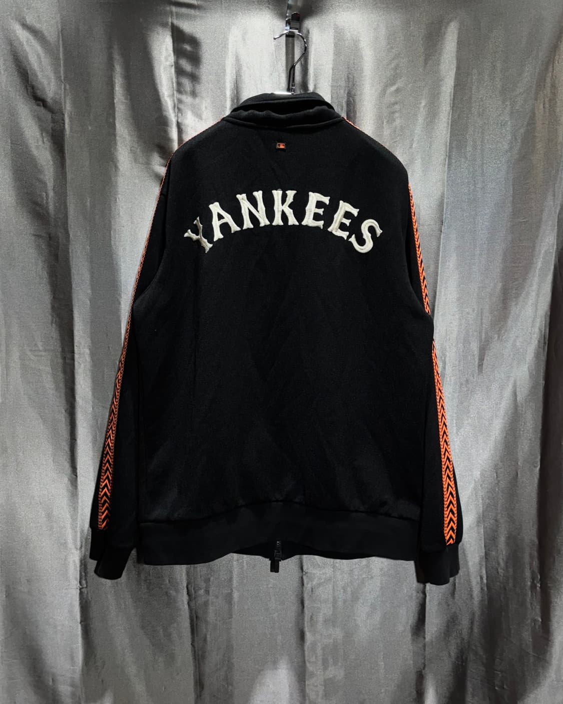 L MLB 뉴욕양키스 스펠링 로고 오렌지 라인 트랙탑 상품이미지4