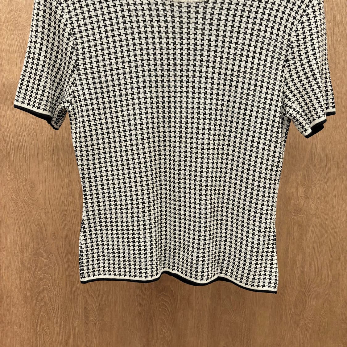 크리스찬 디올 라운드넥 반팔 니트 하운드투스 패턴 디테일 블랙 화이트 상품이미지5