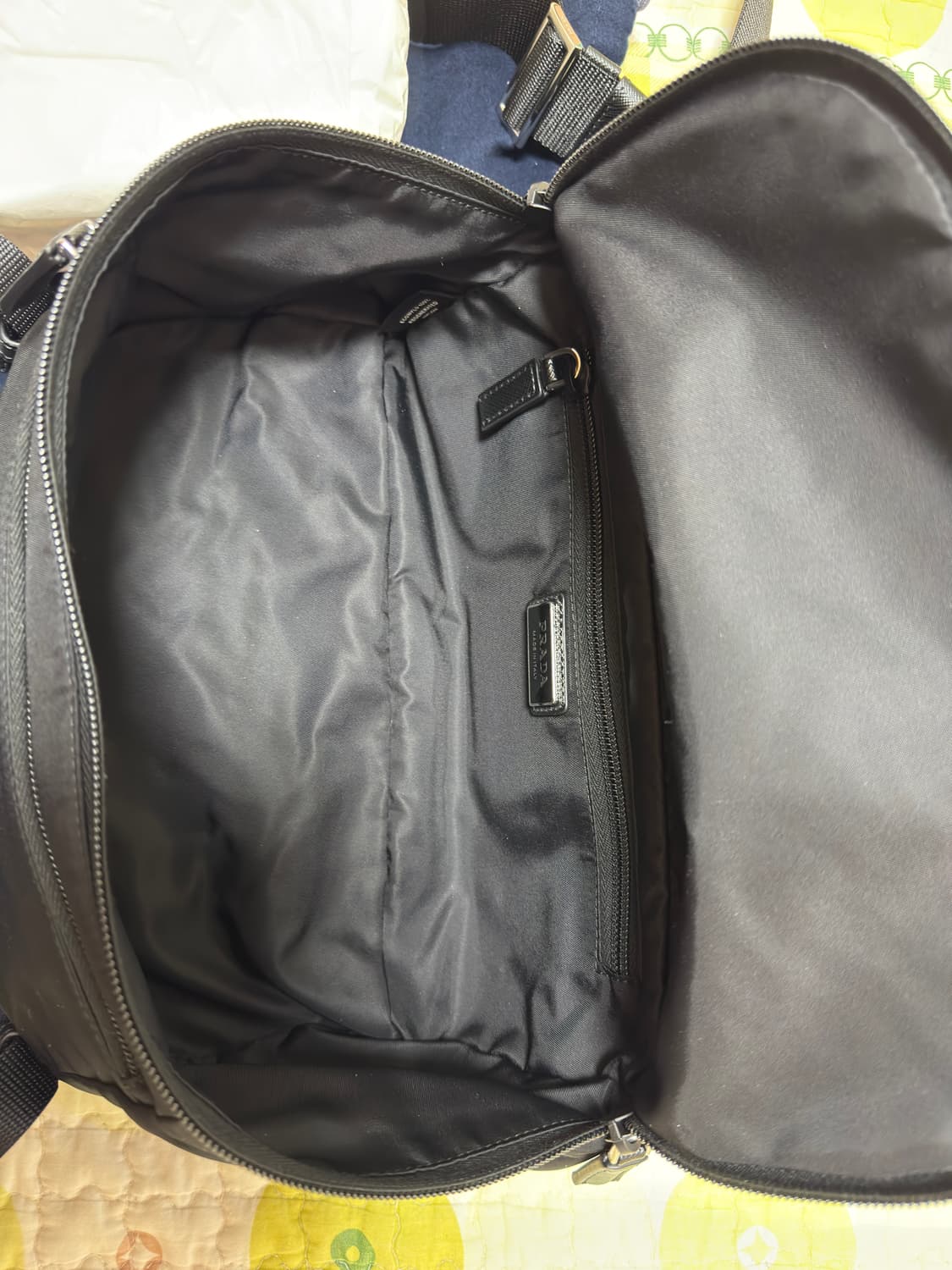 프라다 바이커백 미디움 상태 S급 상품이미지5