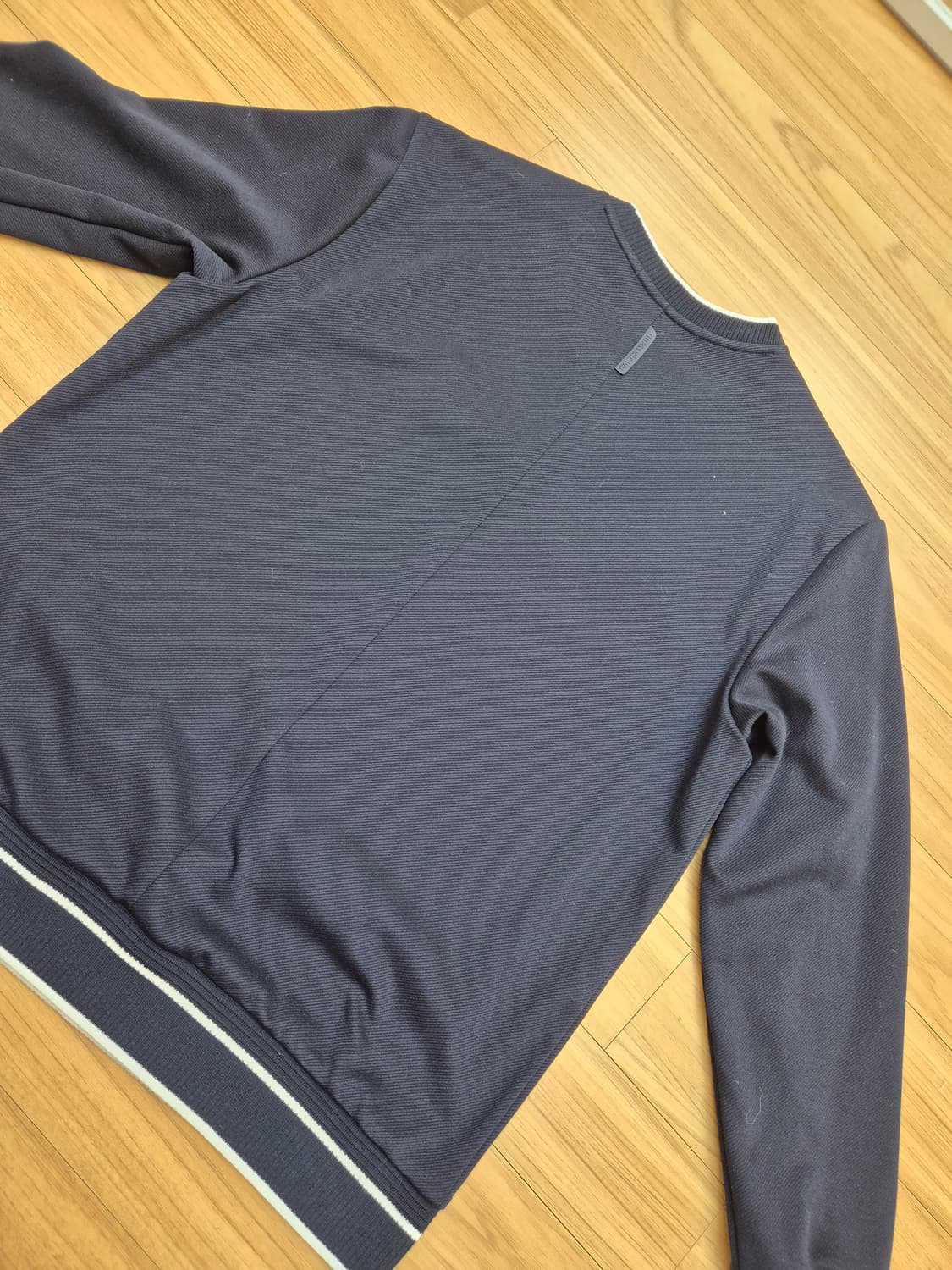 네이비 색상의 GUESS 남성 긴팔 티셔츠입니다. XL 사이즈이고, 95 상품이미지2