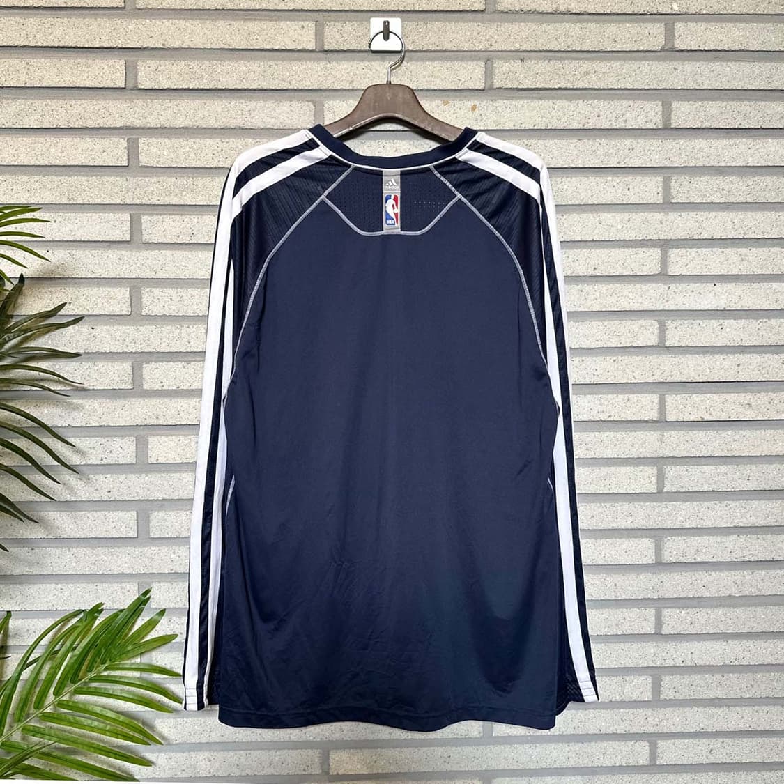 아디다스 NBA OKC 썬더 로고 롱슬리브 브이넥 삼선 디테일 네이비 상품이미지2