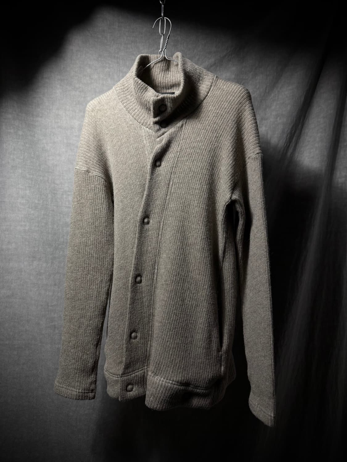 The Viridi-anne Asymmetric Botton Knit 상품이미지1