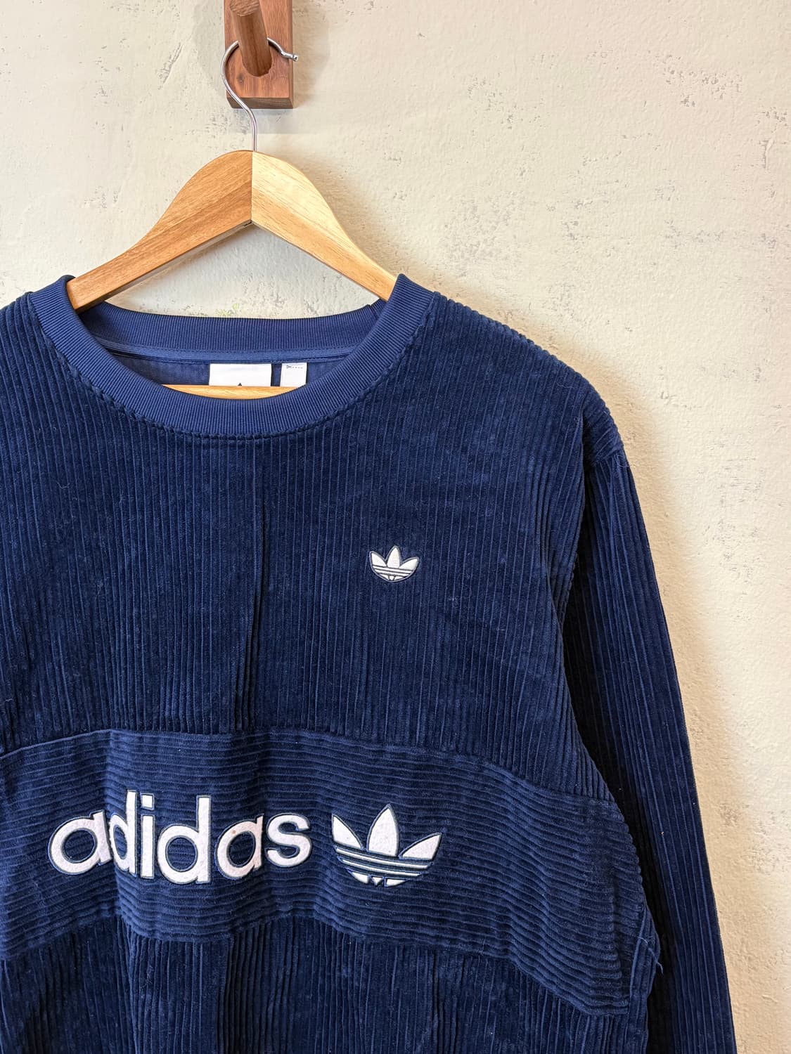 아디다스 코듀로이 맨투맨 네이비 상품이미지2