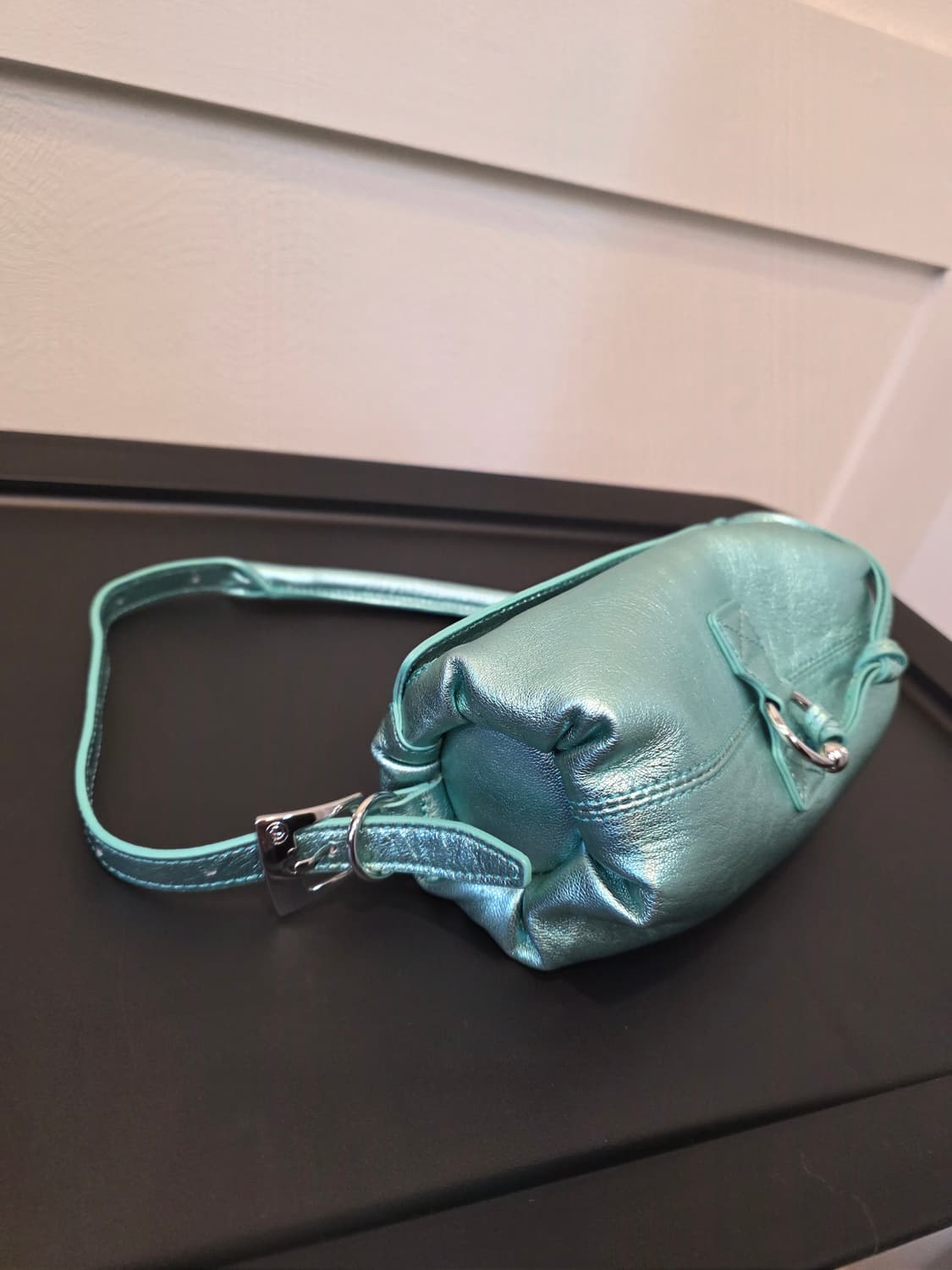 오픈와이와이 메탈릭 필로우 핸들백 상품이미지2