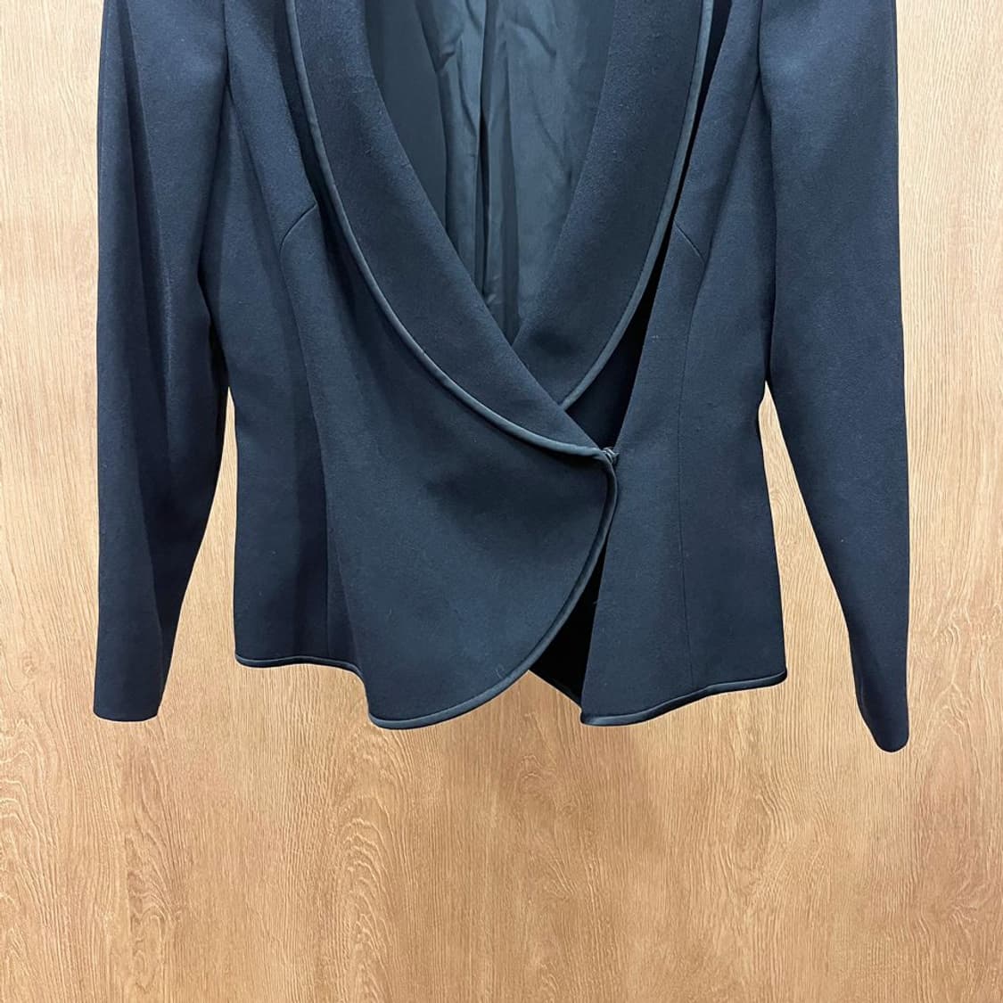 막스마라 슬림핏 테일러드 자켓 숄 카라 랩 허리 라인 절개 디테일 블랙 상품이미지5