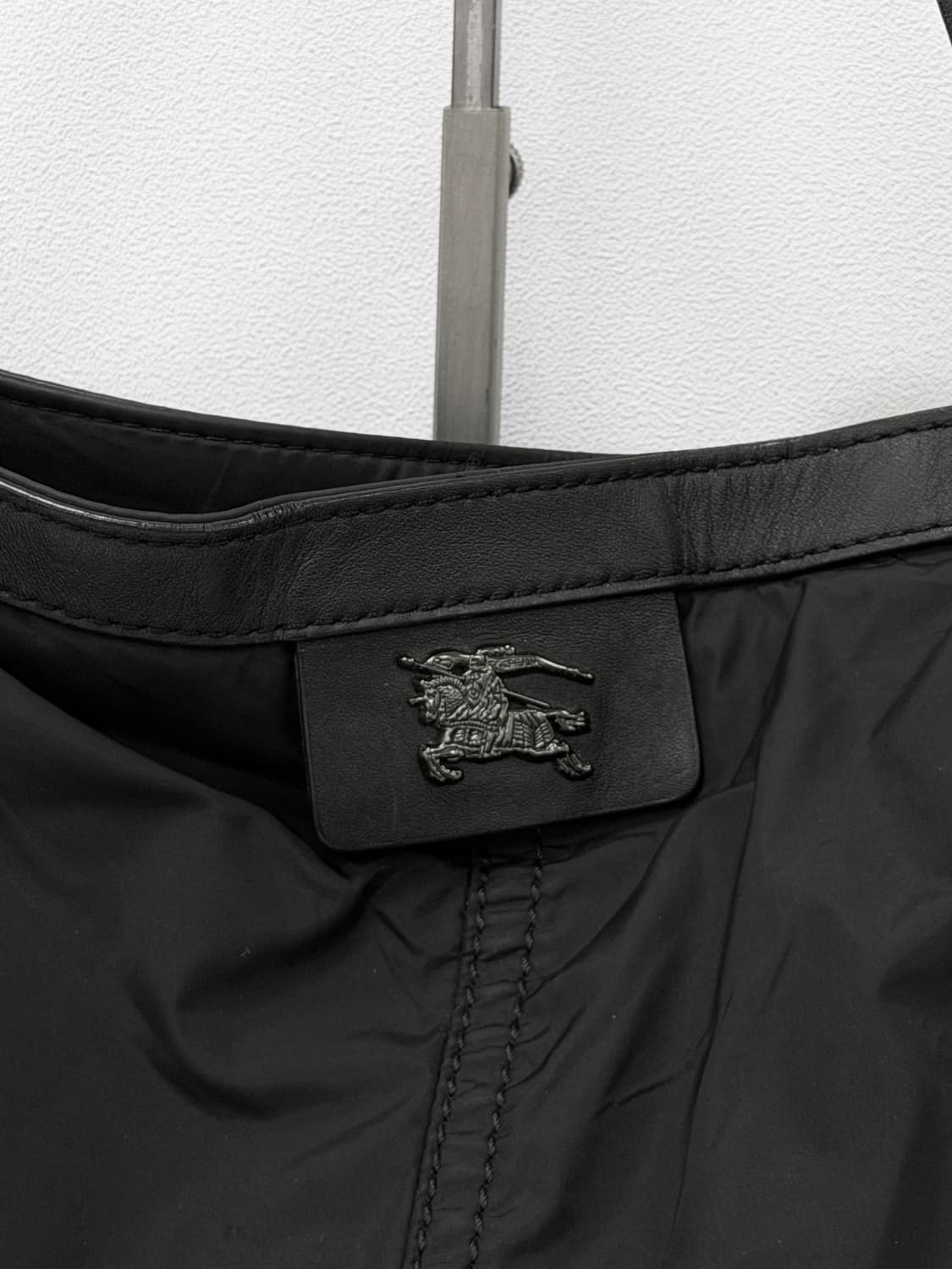 버버리 나일론 & 레더 블랙 숄더백 상품이미지2