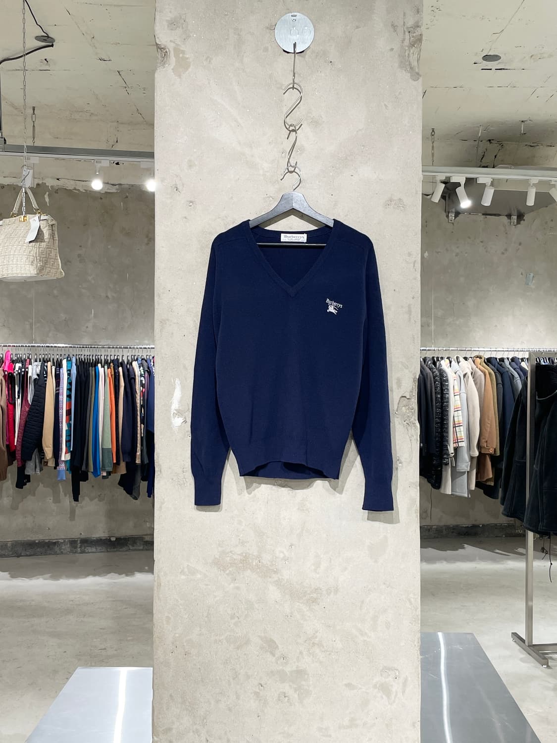 버버리 네이비 기마로고 V넥 울 니트 상품이미지1