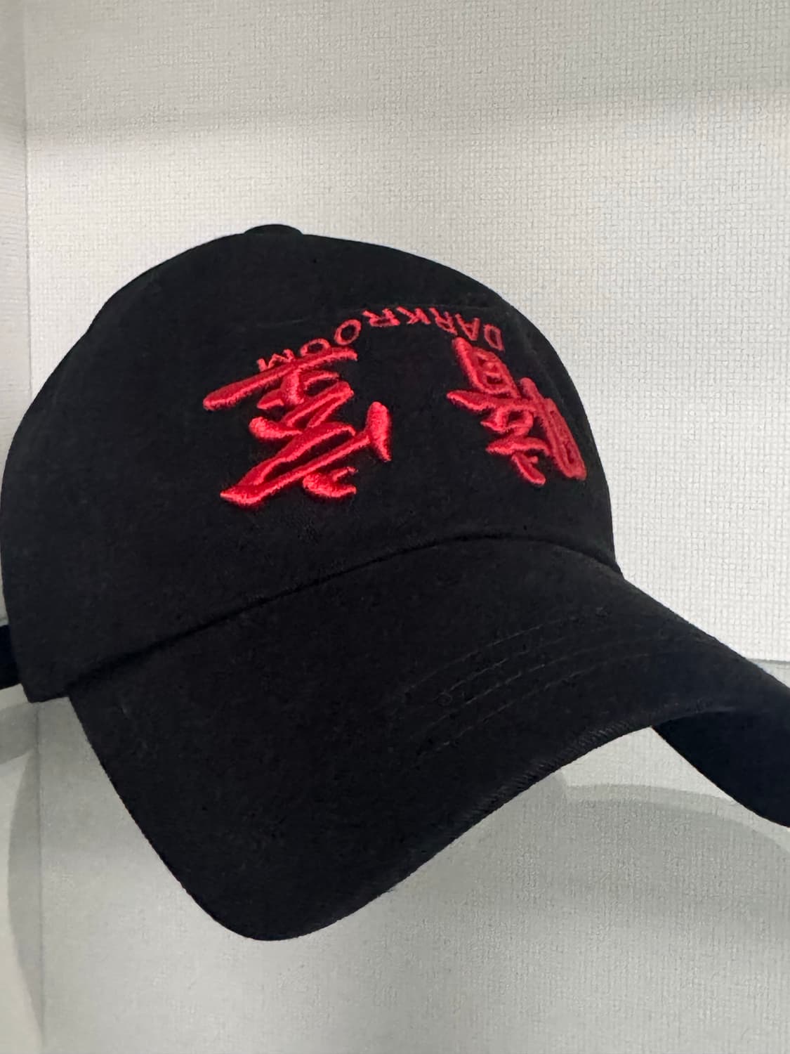 다크룸 업사이드다운 레드 로고 캡 상품이미지1
