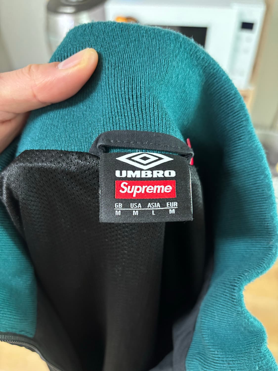 슈프림 엄브로 트랙자켓 M사이즈 판매합니다 상품이미지3