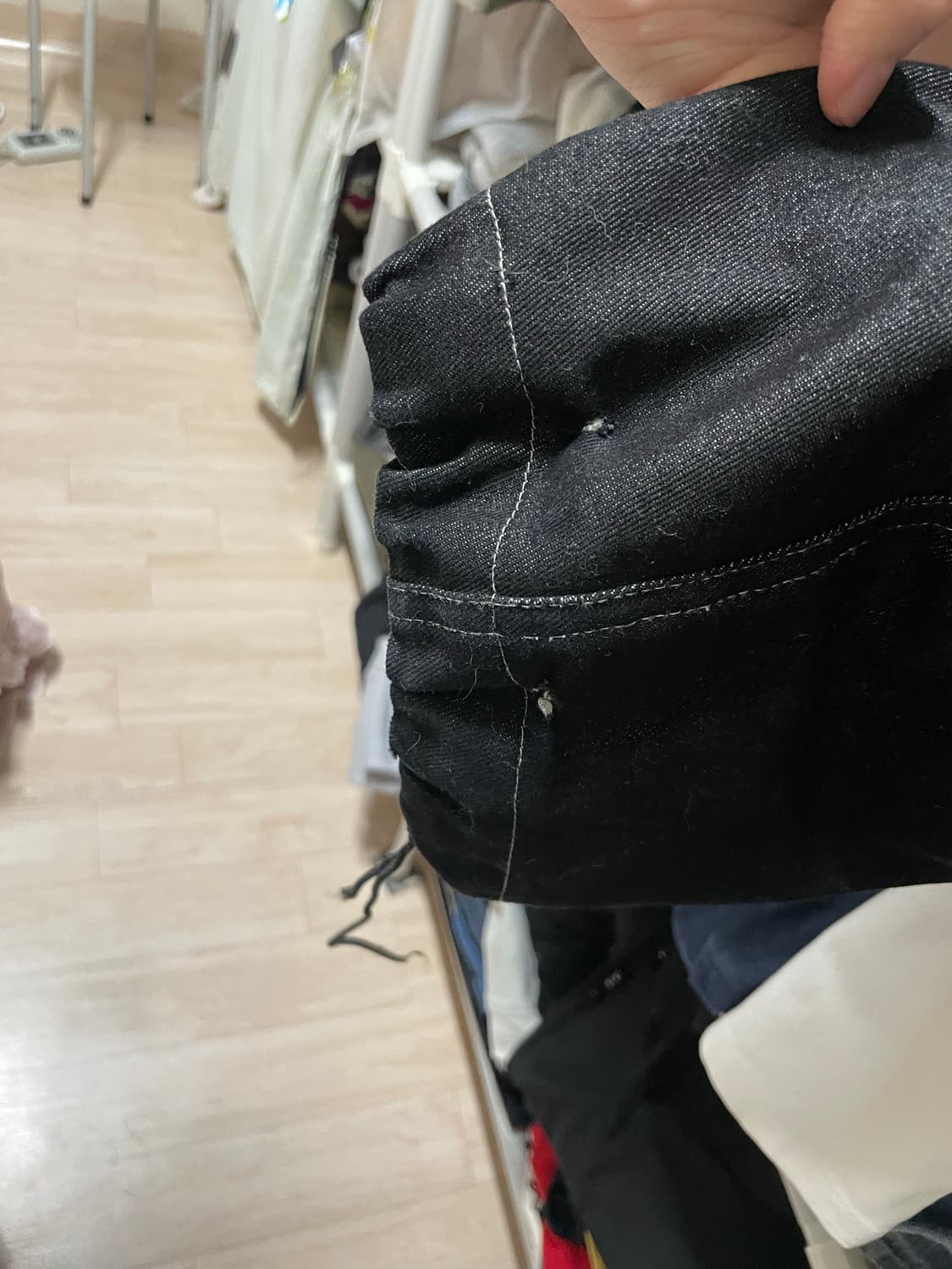 아캄 Knee Pin-tuck Printed Denim Pants 상품이미지4