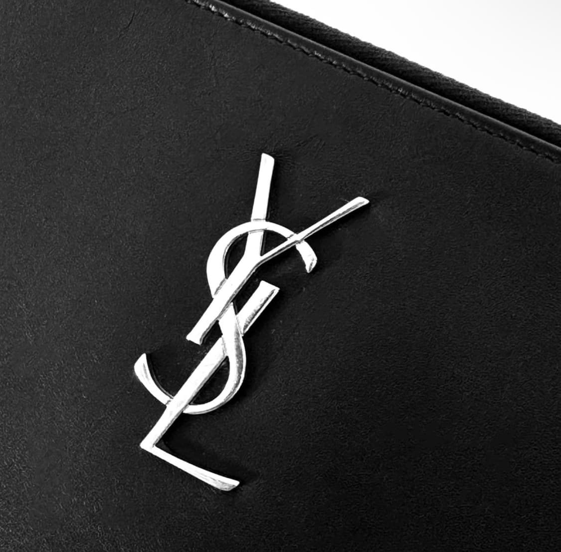 [OS] 생로랑 모노그램 레더 태블릿 홀더 파우치 클러치백 은장 블랙 상품이미지3
