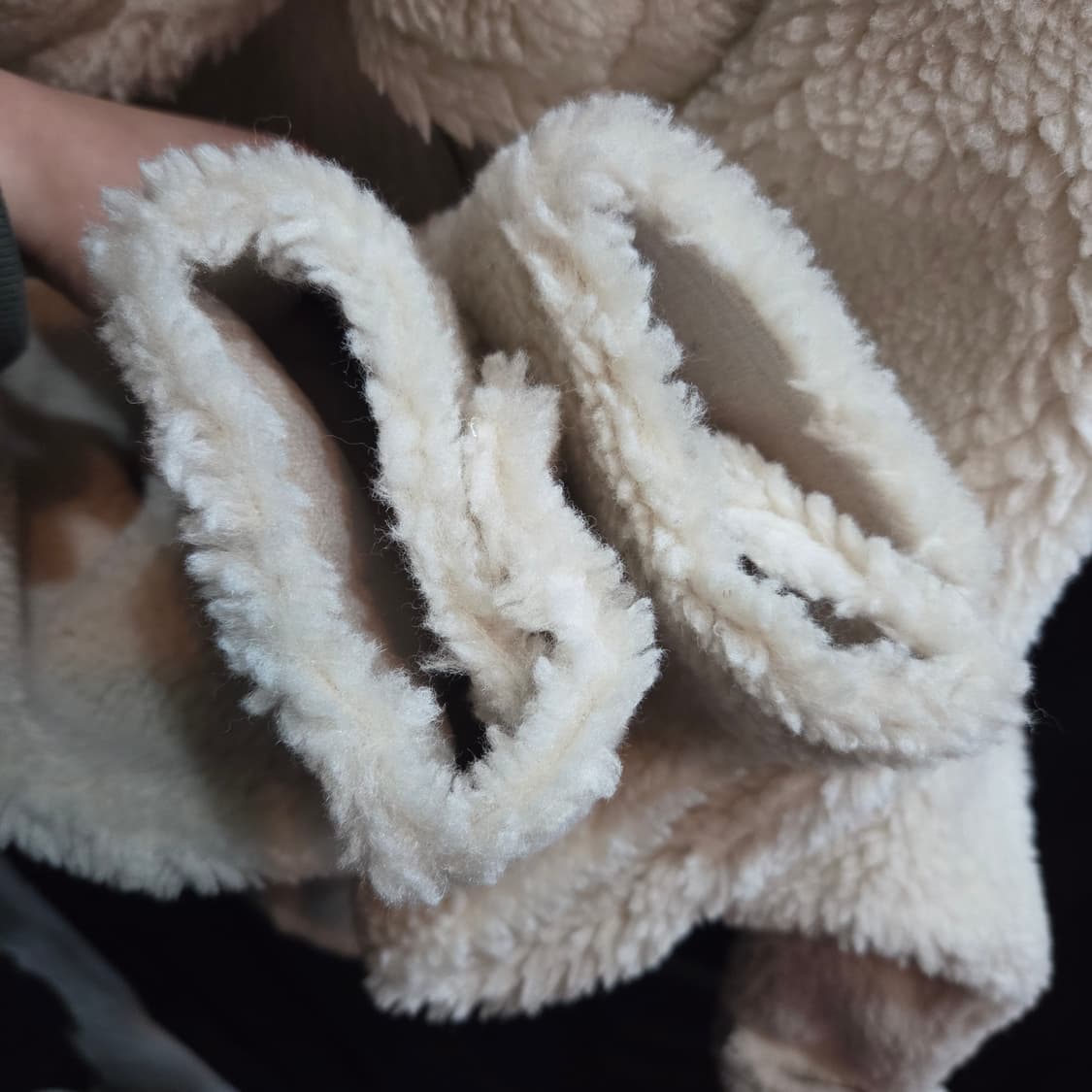 써스데이아일랜드 양모 블랜딩 무스탕 뽀글이 자켓 상품이미지8