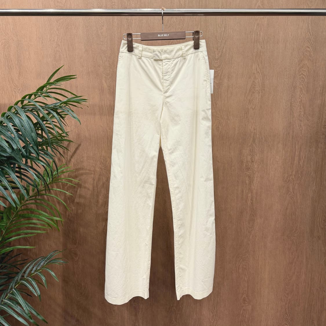 C.P. 컴퍼니 코튼 블렌드 슬랙스 팬츠 버튼 클로징 포켓 디테일 화이트 상품이미지1