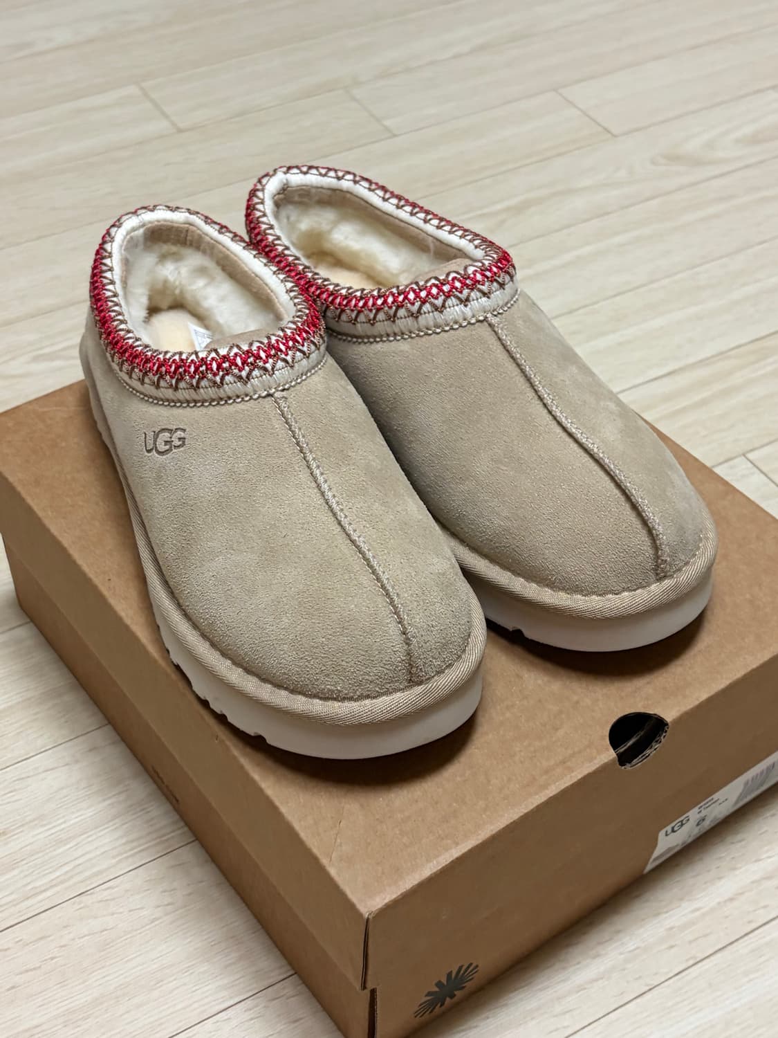 UGG 어그 / 타스만 슬리퍼 샌드 다크체리 / 230(6) 상품이미지4