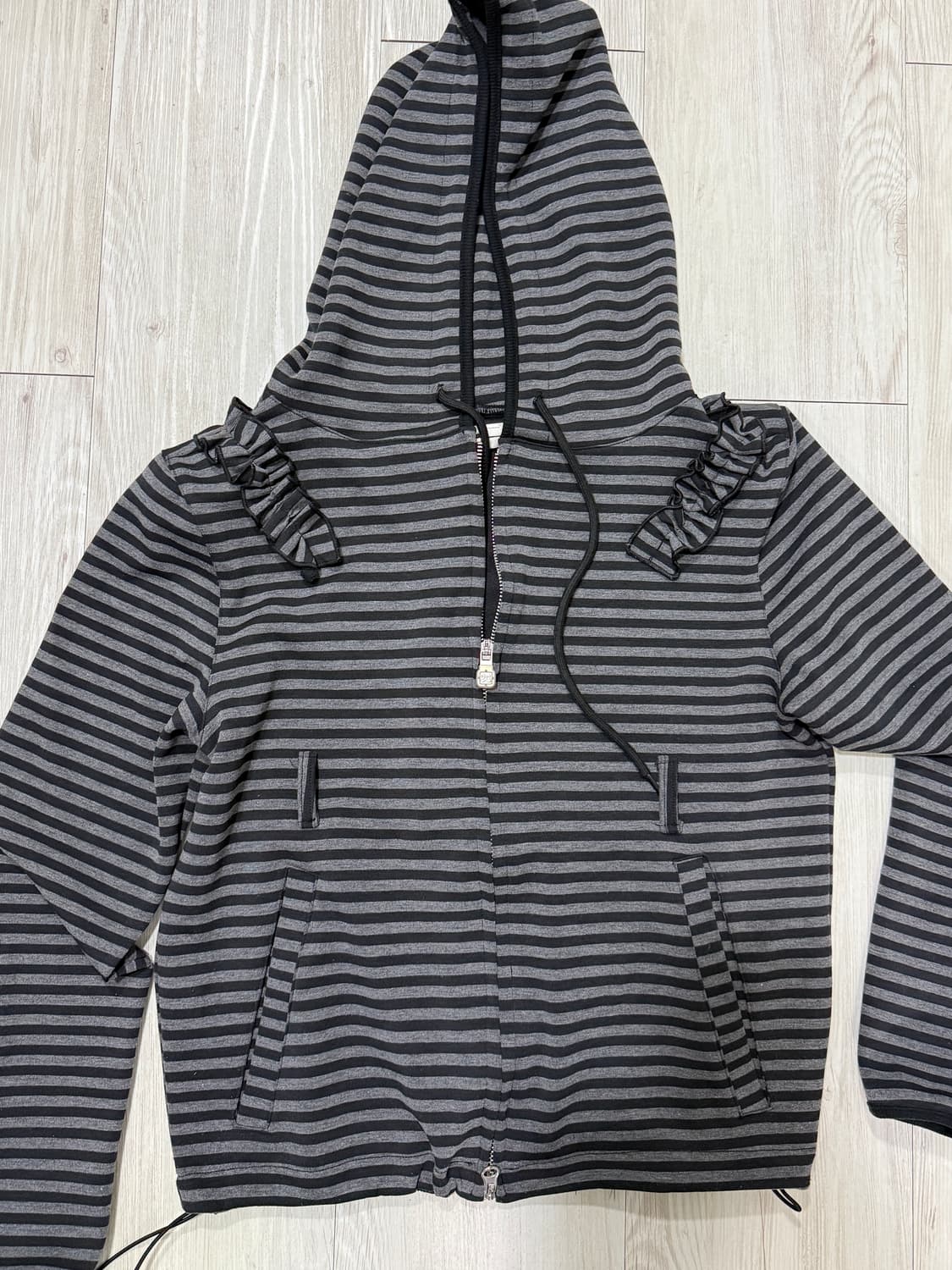 타입서비스 Ruffled Stripe Hoodie 블랙 상품이미지2