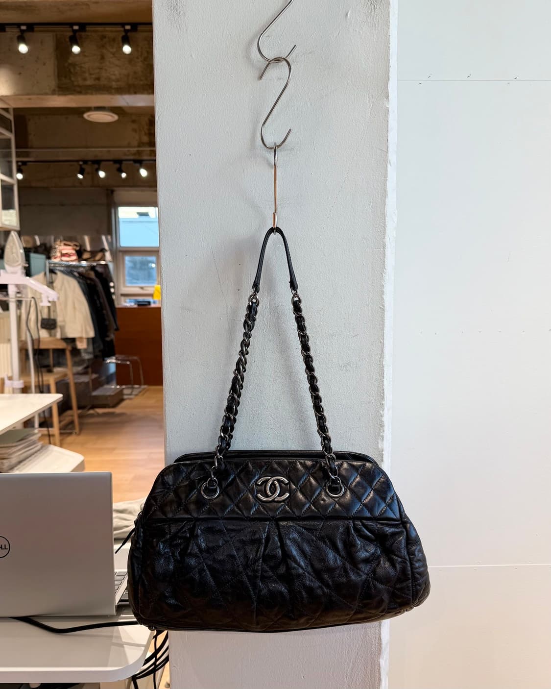 샤넬 블랙 이리데슨트 카프스킨 시크 퀼팅 볼링백 상품이미지2