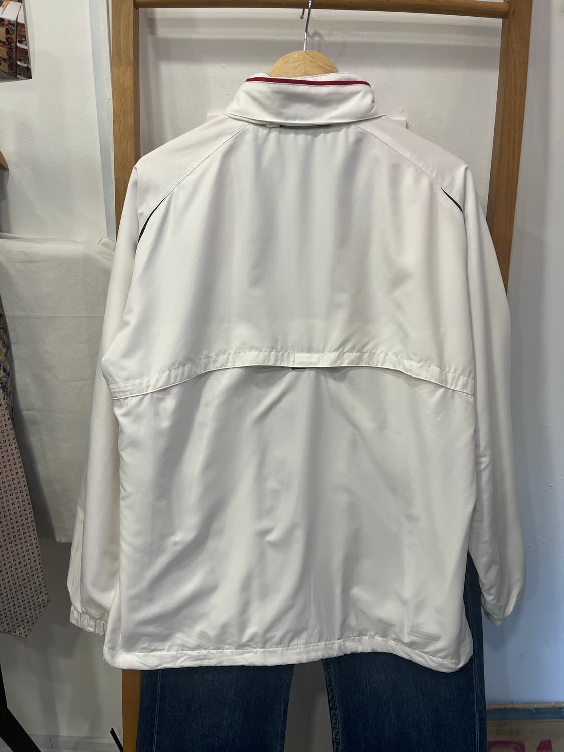 아식스 화이트 바람막이 점퍼 상품이미지2