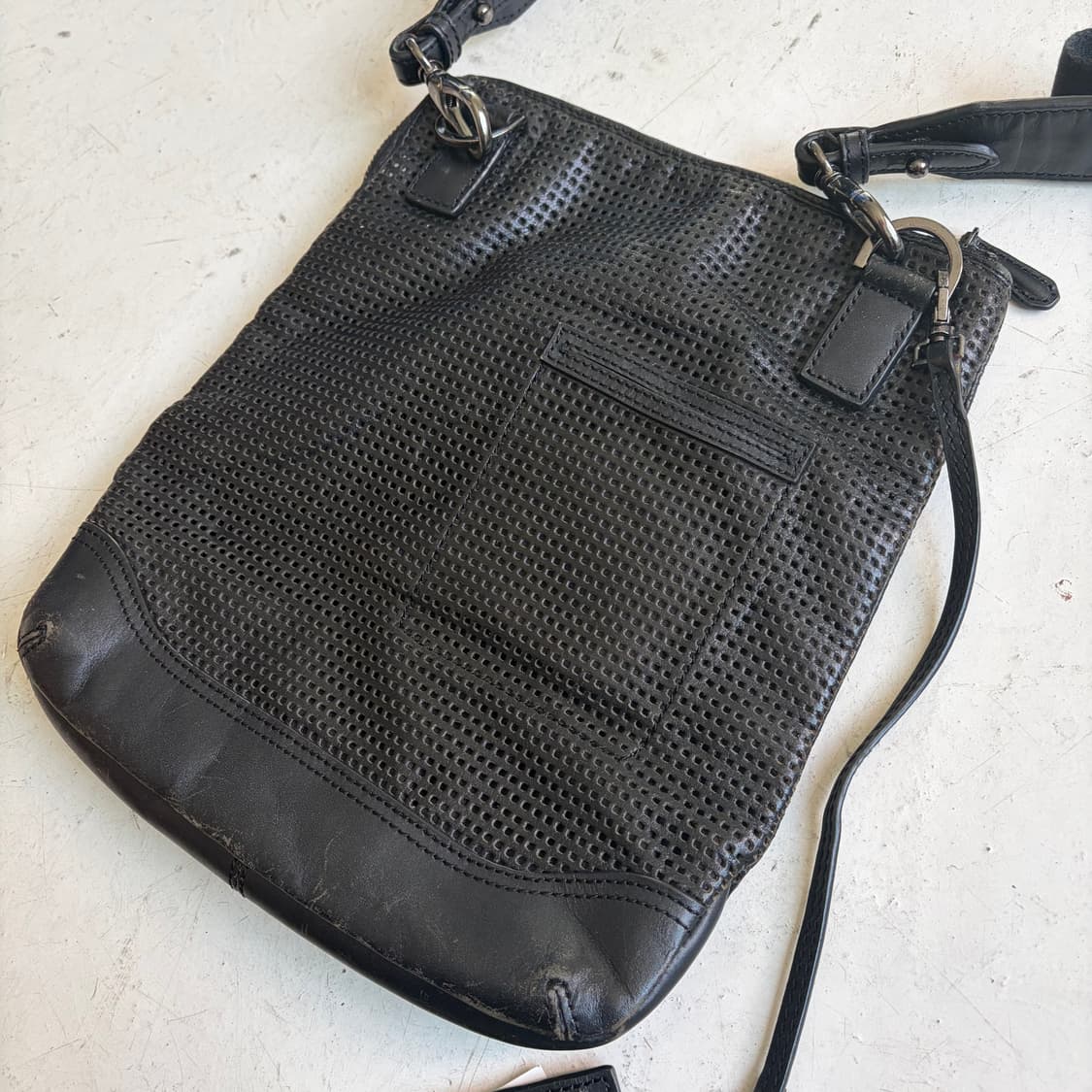 띠어리 빈티지 펀칭 가죽 크로스백 OS 상품이미지5