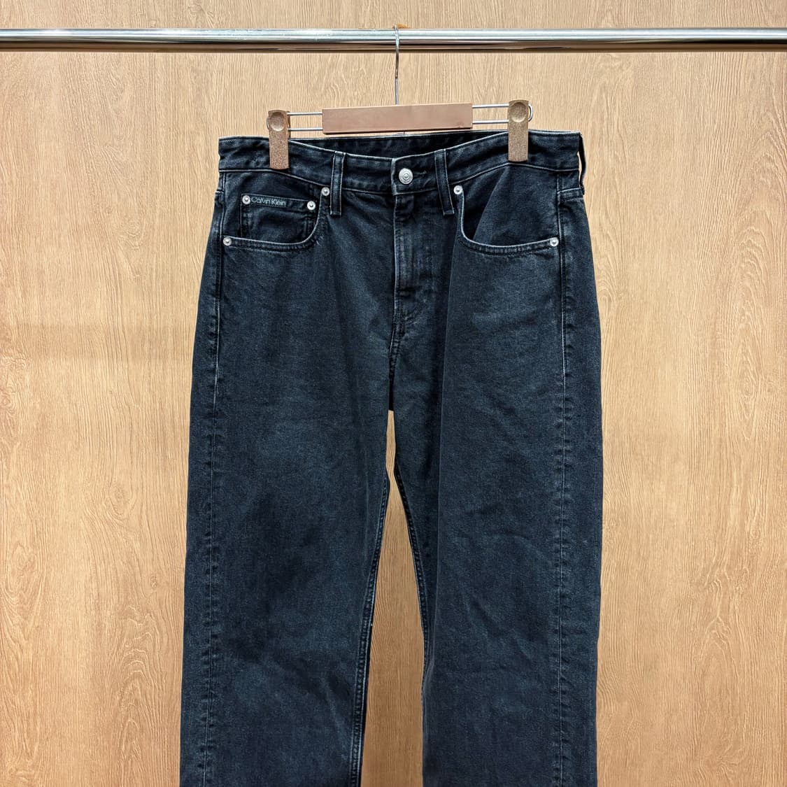 캘빈클라인 데님 팬츠 워치 포켓 밴딩 로고 백 포켓 디테일 레귤러핏 흑청 상품이미지4