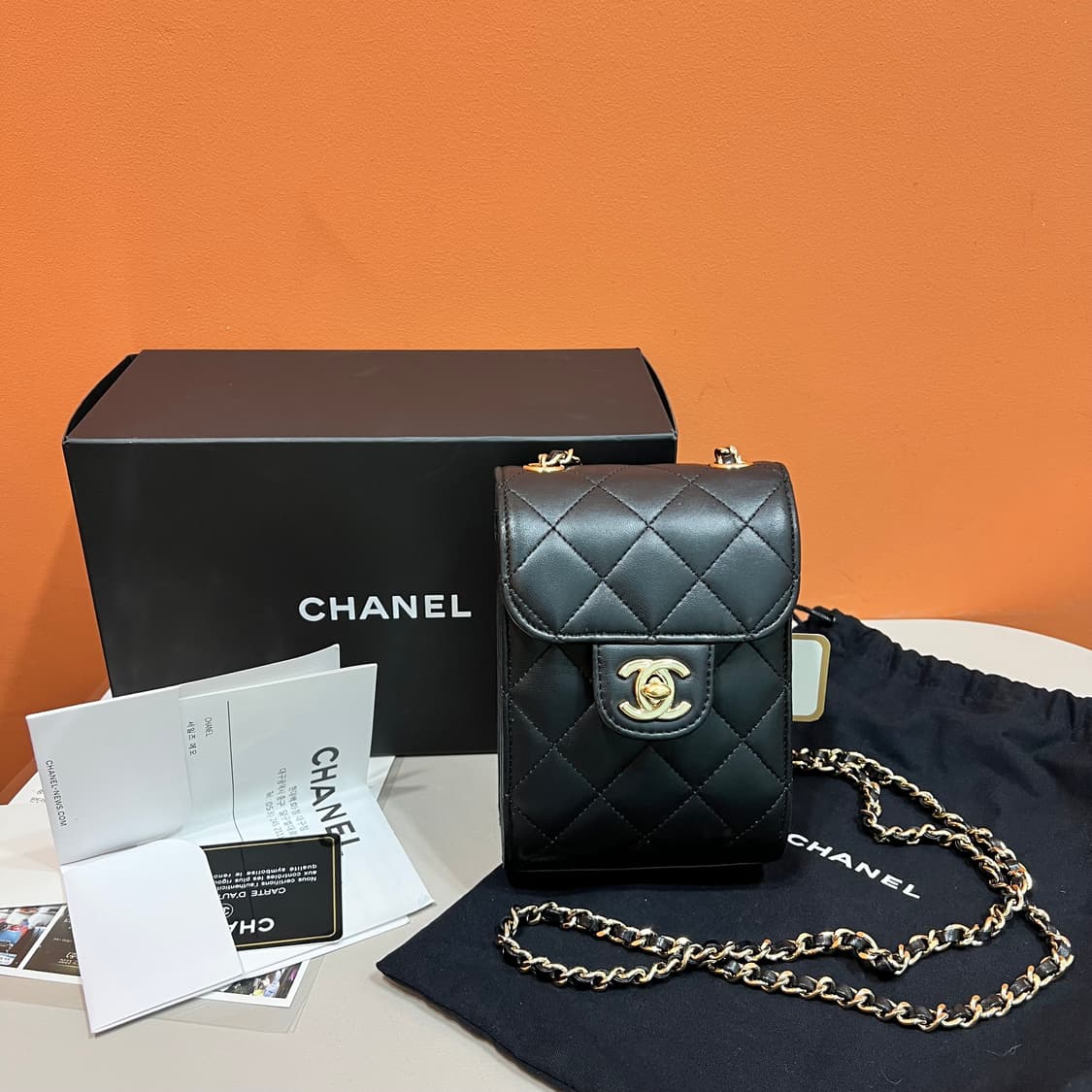 [정품] 샤넬 A81102 램스킨 금장 폰홀더 미니 크로스백 상품이미지1