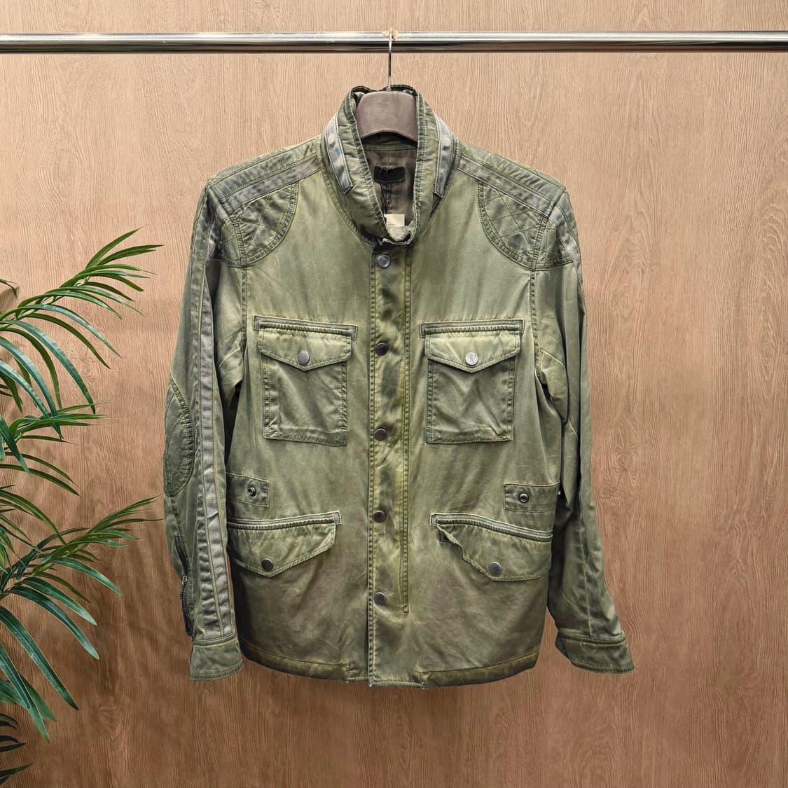 디젤 필드 자켓 밀리터리 패치 포켓 퀄팅 숄더 디테일 레귤러핏 카키 상품이미지1