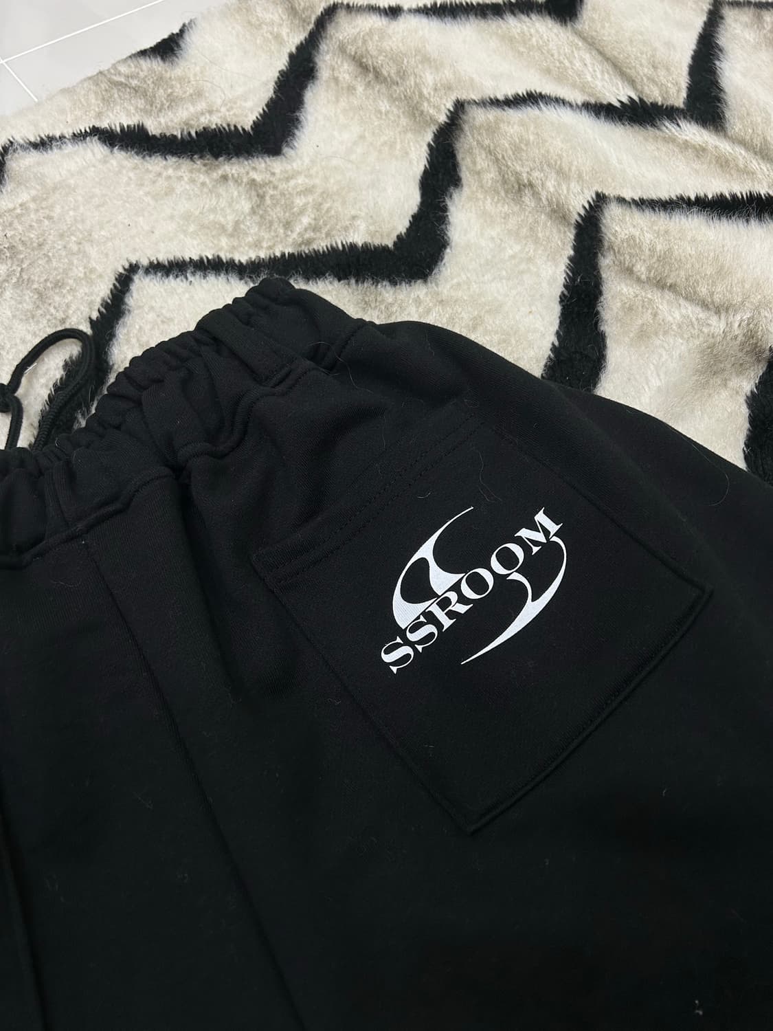 [Free]SSROOM 벌룬 카고 스웨트 트레이닝 팬츠/블랙 상품이미지1