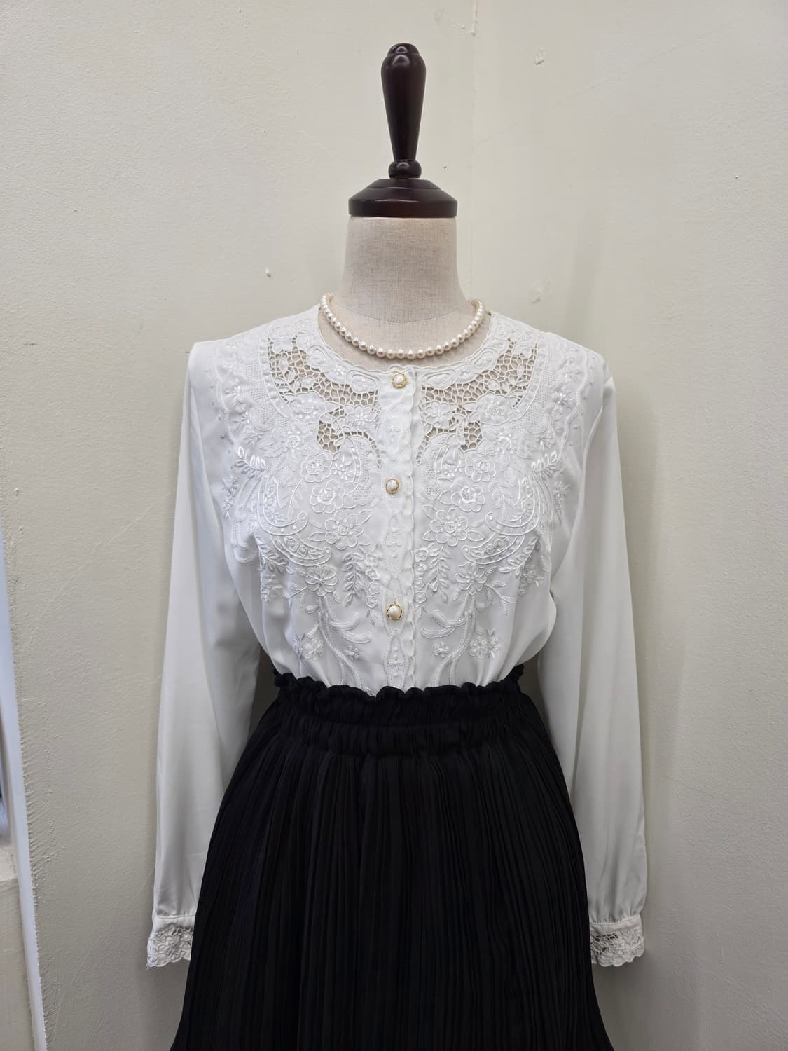 화이트 레이스 자수 블라우스 상품이미지2