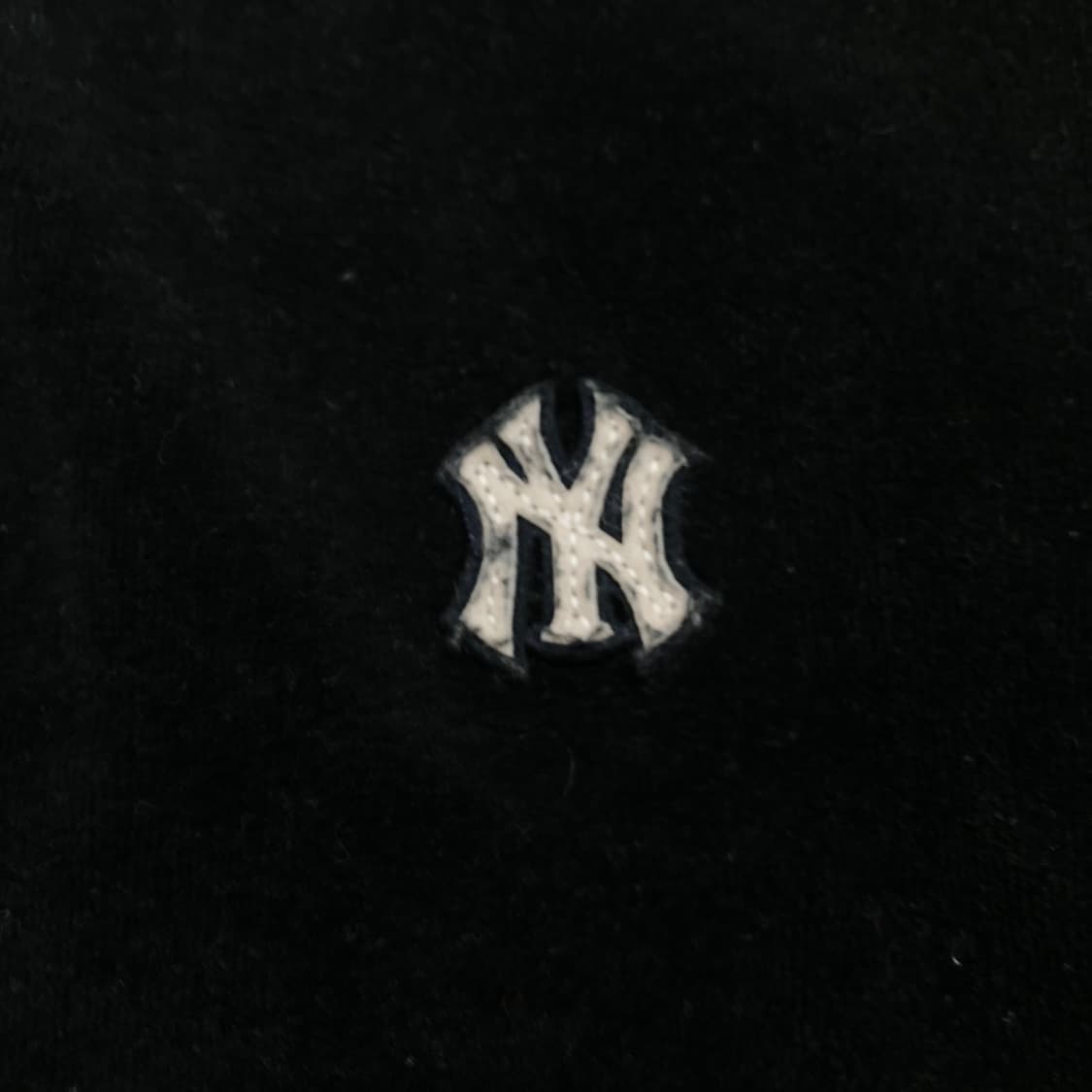 MLB 뉴욕양키스 스몰 로고 블랙 벨벳 크롭 후드 집업 상품이미지2