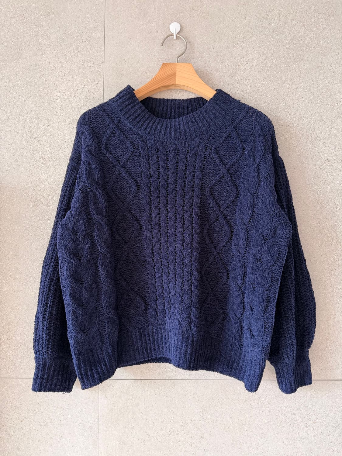 네이비 케이블 니트 스웨터 촉촉한 실 상품이미지1