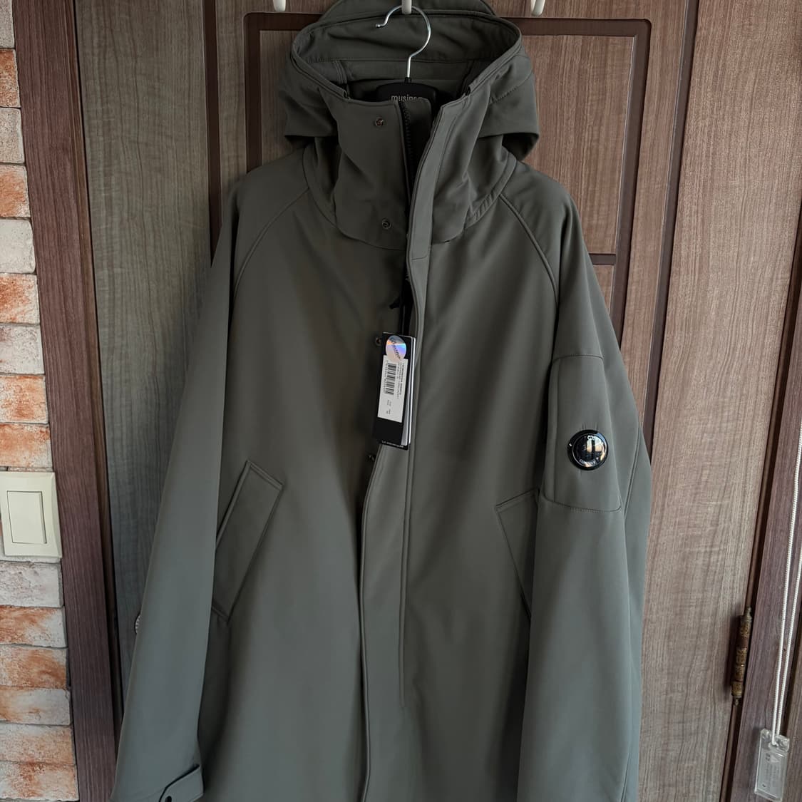 [새상품]CP컴퍼니 씨피컴퍼니 렌즈 로고 후드 롱 자켓 카키 상품이미지2