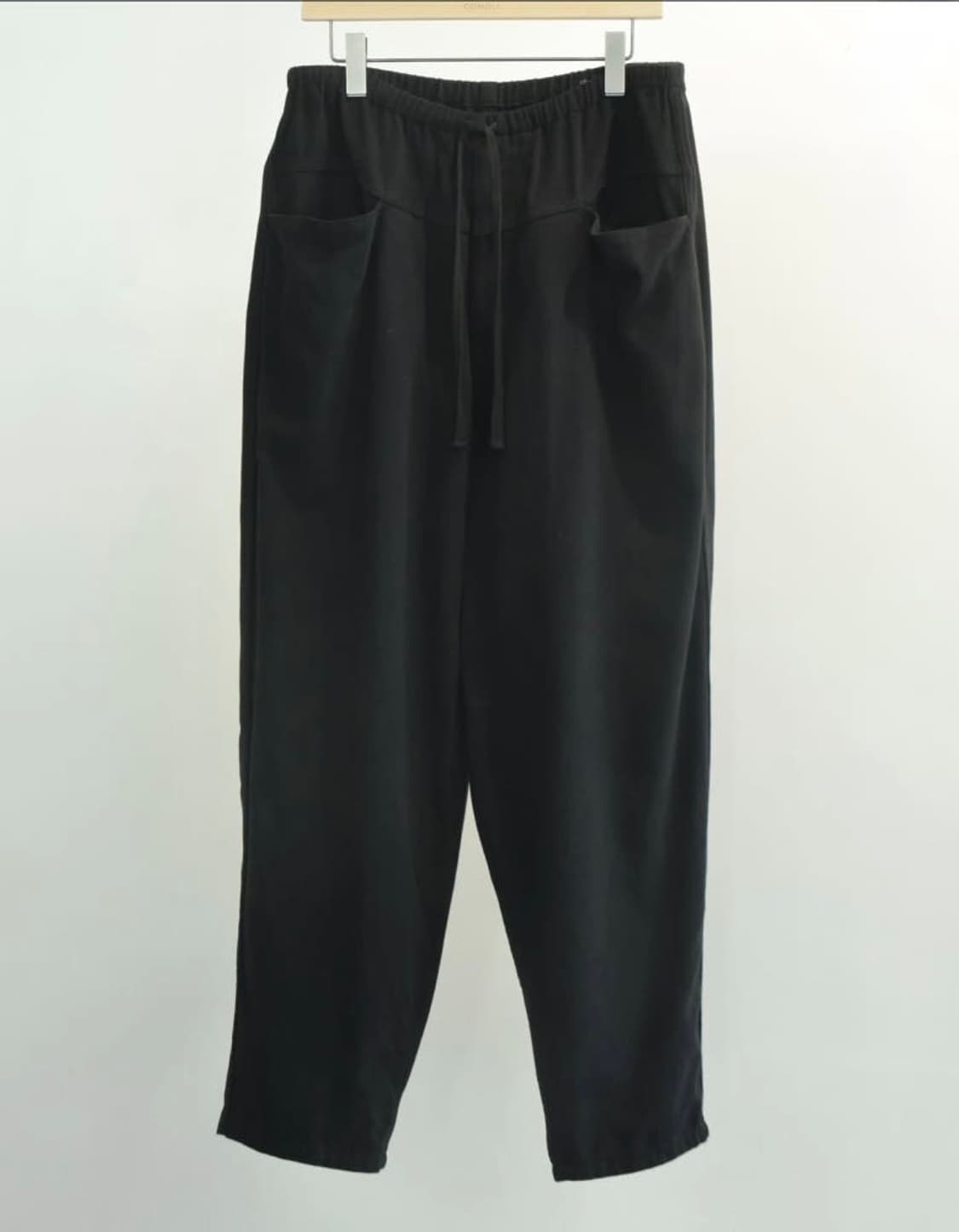 [1] 코모리 26SS 블랙 드릴 테이퍼드 팬츠 상품이미지1