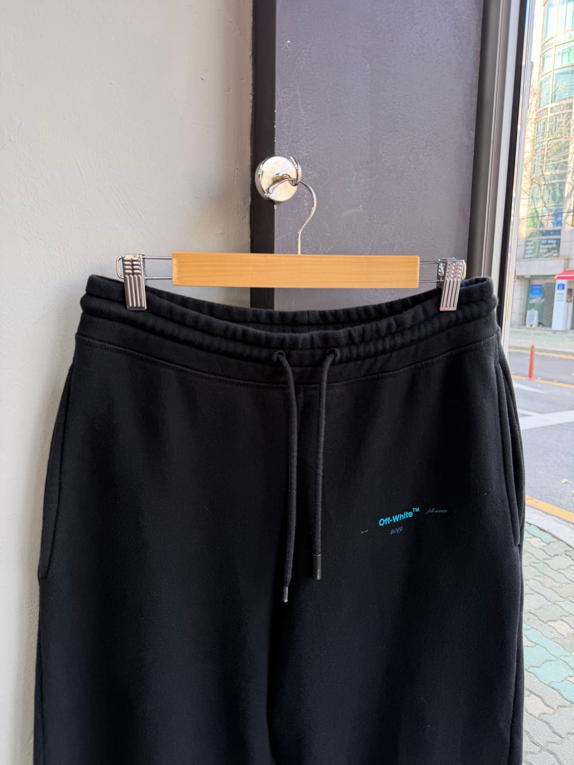 L/ 오프화이트 19FW 그라디언트 애로우 기모 스웻팬츠 상품이미지3