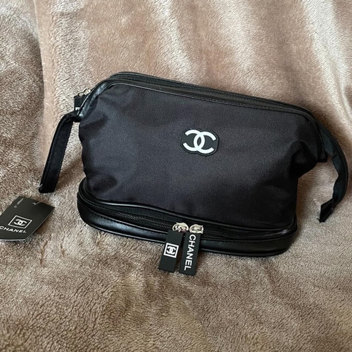 샤넬뷰티 화이트 로고 빅 파우치 클러치 블랙  상품이미지3