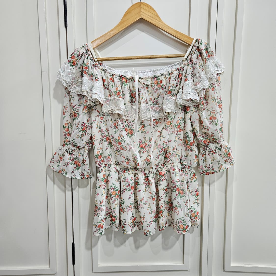 플라워 레이스 오프숄더 블라우스 상품이미지1