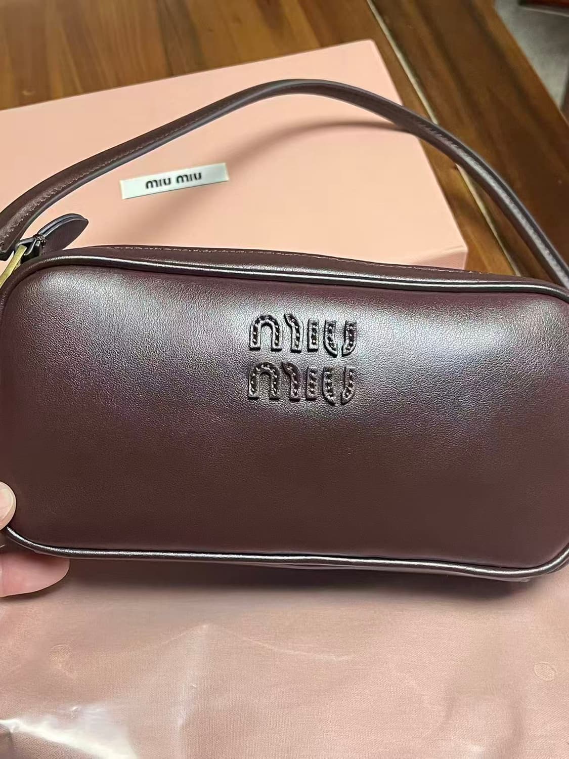 미우 미우 가죽 탑 핸들백 상품이미지3