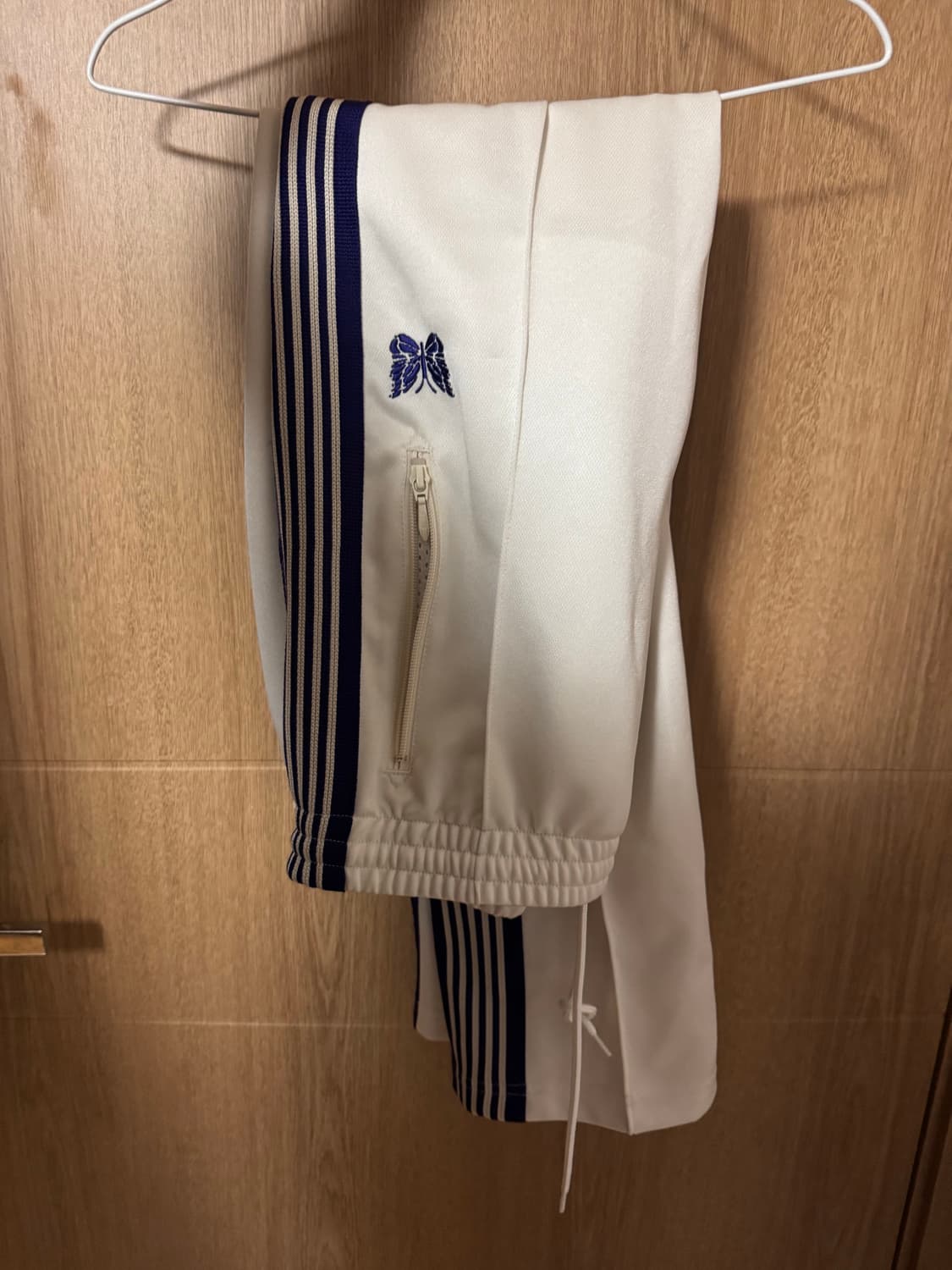 니들스 트랙팬츠 아이스화이트 네로우s 상품이미지1