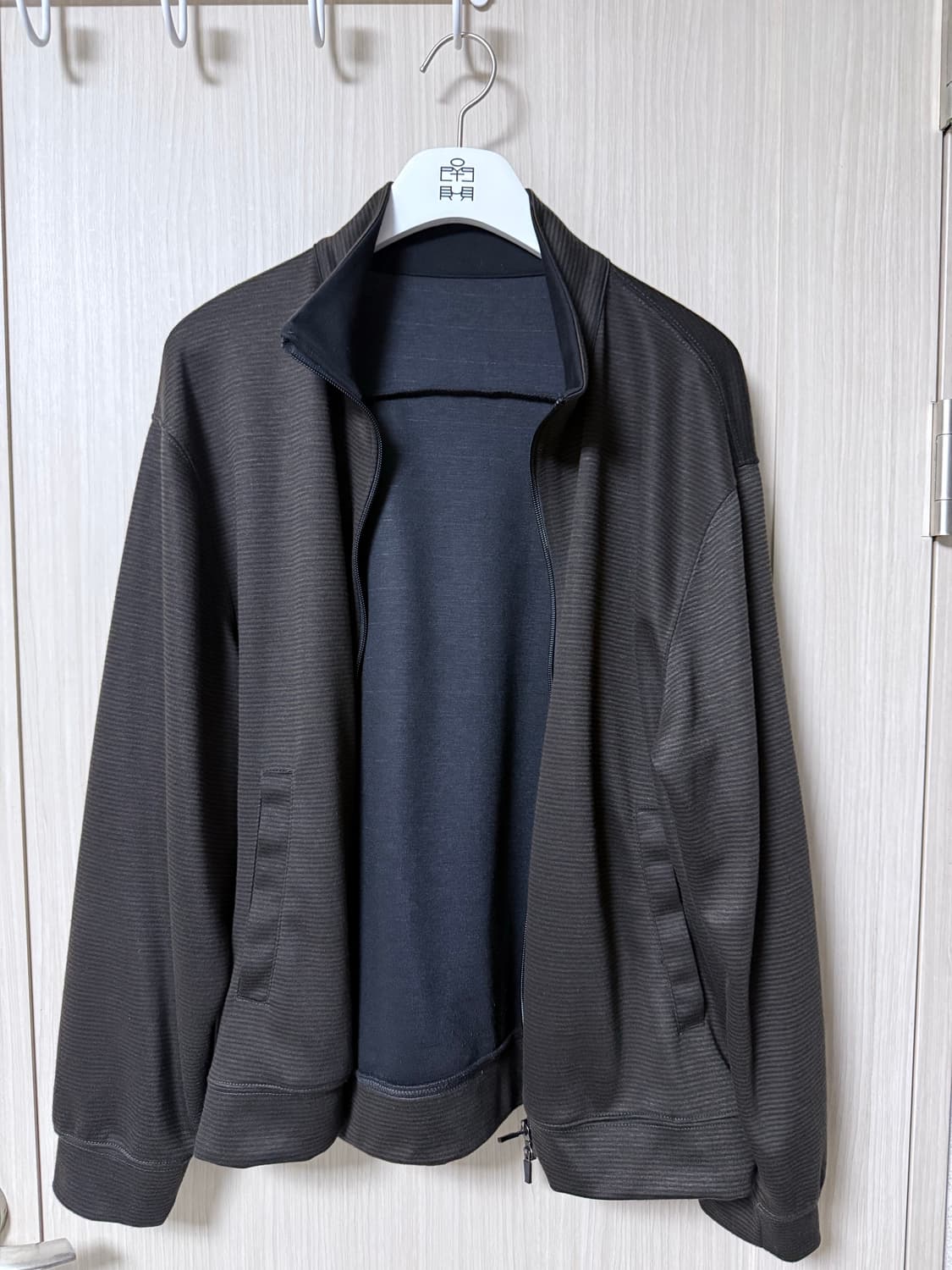 [3]폴리테루 휴먼인덱스 스트라이프 트랙탑 블랙카키 상품이미지1