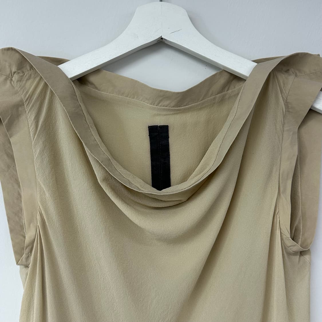 릭오웬스 카울넥 슬리브리스 실크 탑 상품이미지3