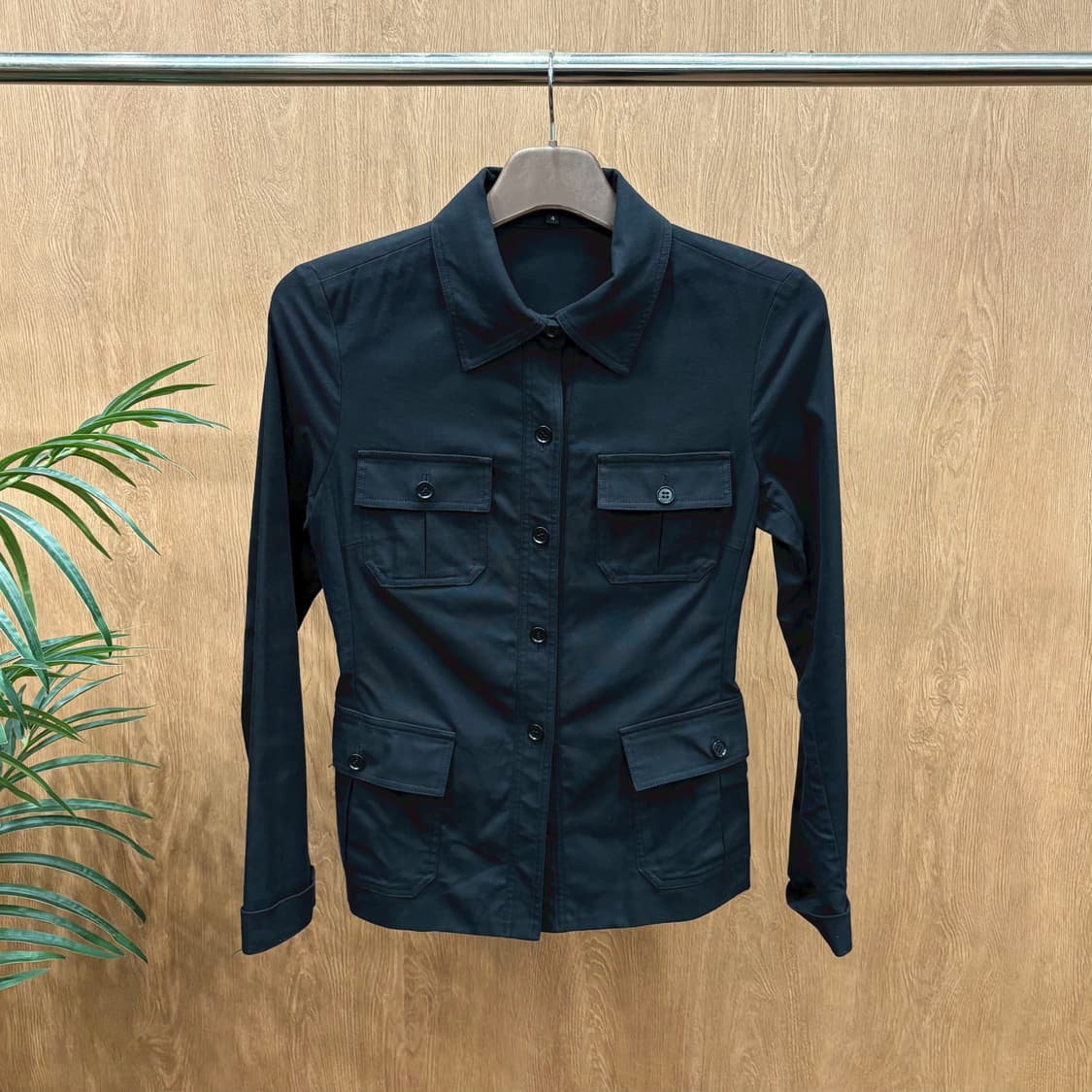 띠어리 코튼 스트레치 유틸리티 긴팔 셔츠 자켓 플랩 포켓 디테일 블랙 상품이미지1