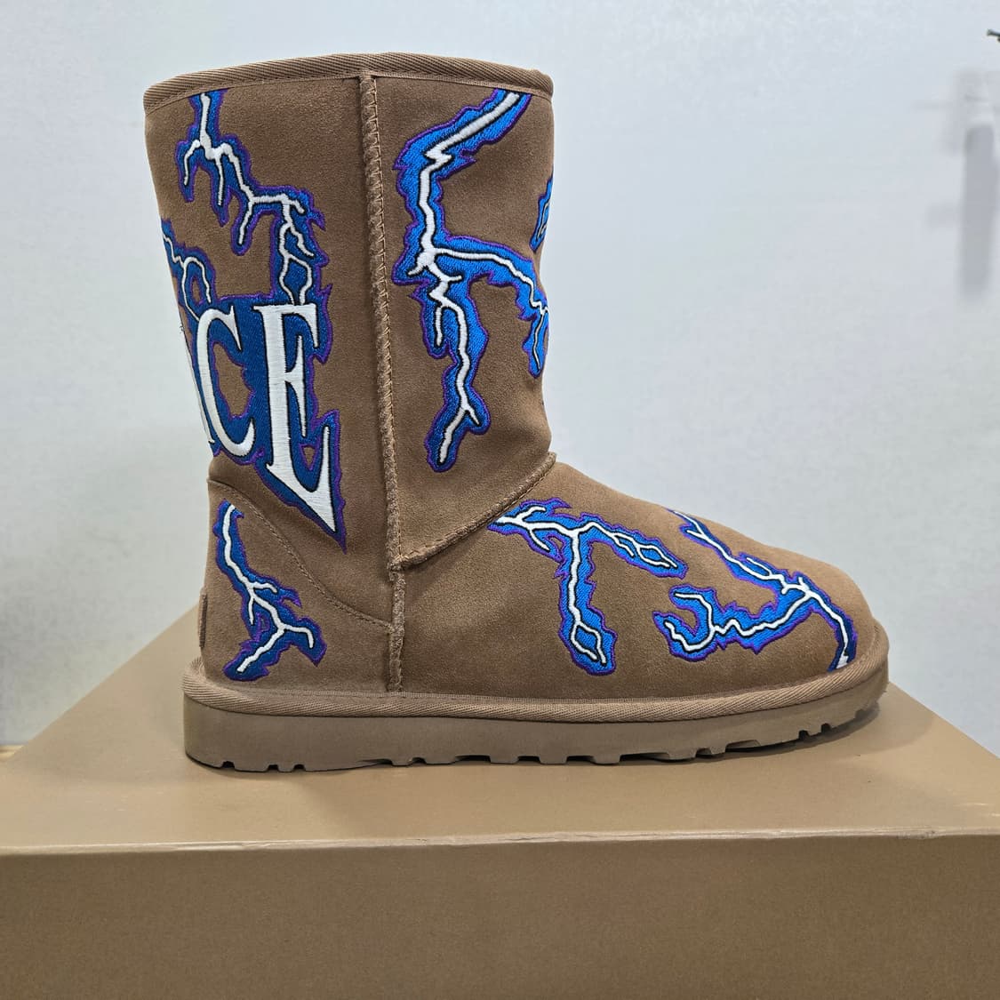 260 어그 x 팔라스 클래식 숏 라이트닝 체스트넛 상품이미지4