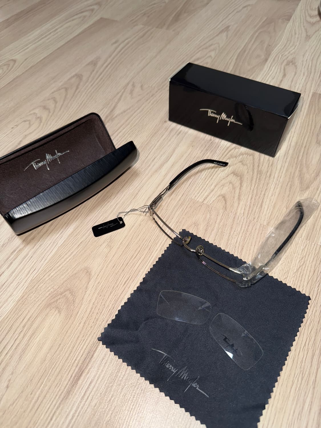 Mugler 뮈글러 실버 스퀘어 긱시크 안경테 상품이미지3