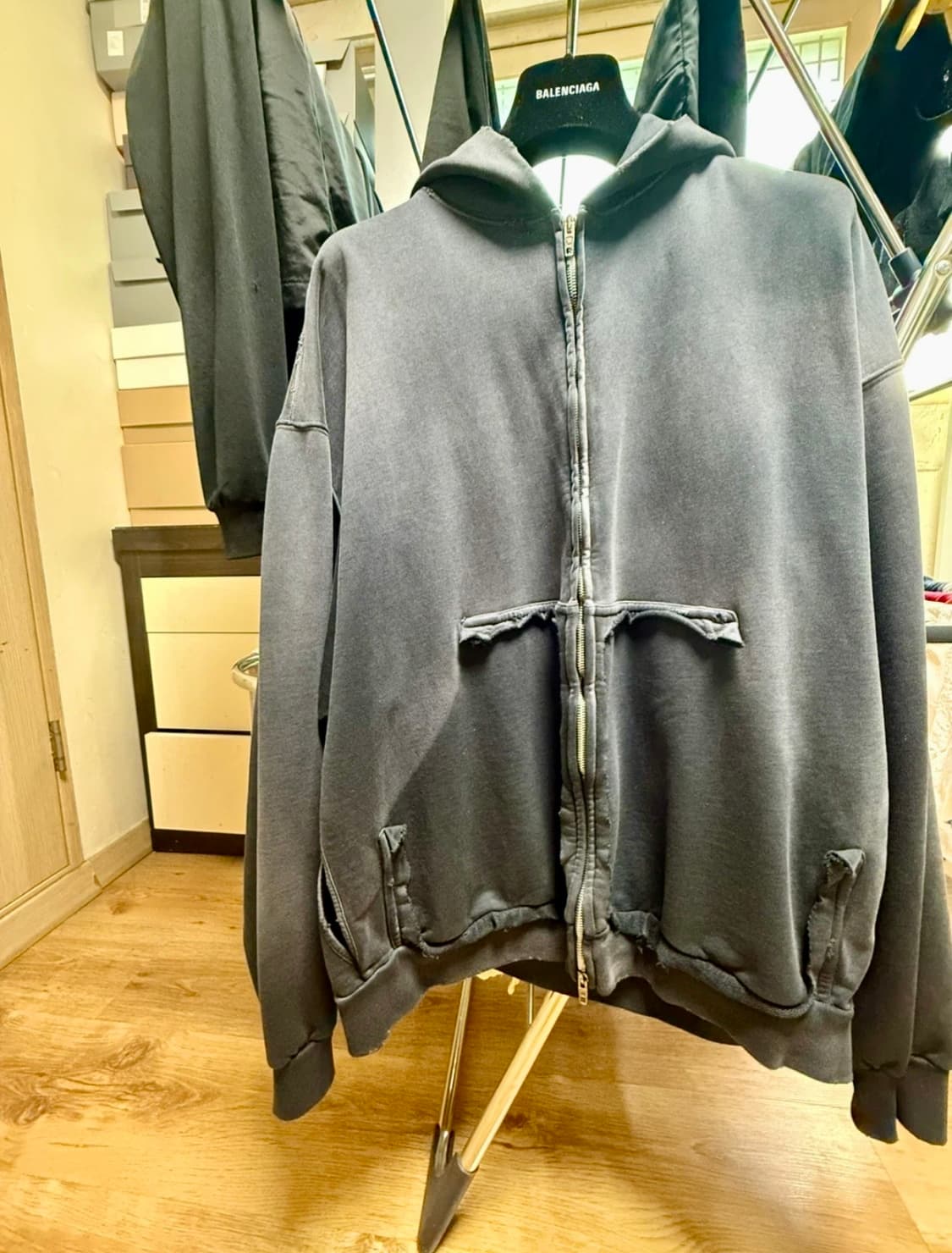 발렌시아가 테이프 타입 후드 집업 페이드 블랙 팝니다 상품이미지1