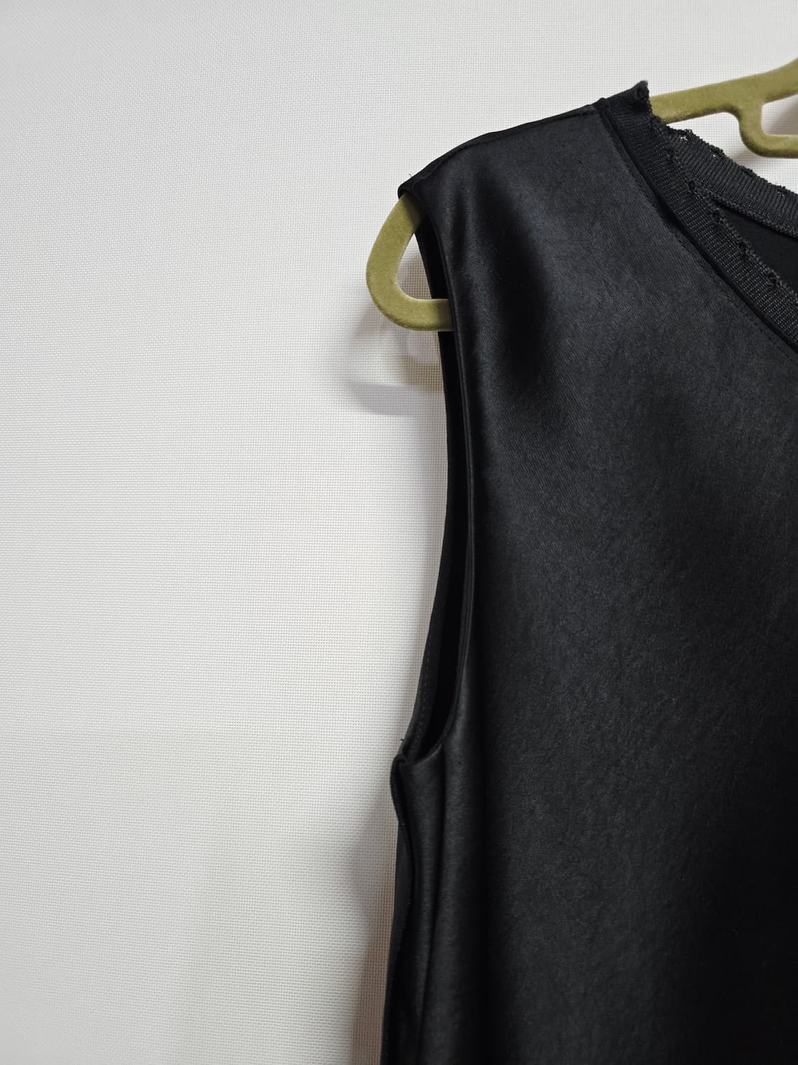 마인 블랙 브이넥 민소매 블라우스 상품이미지3