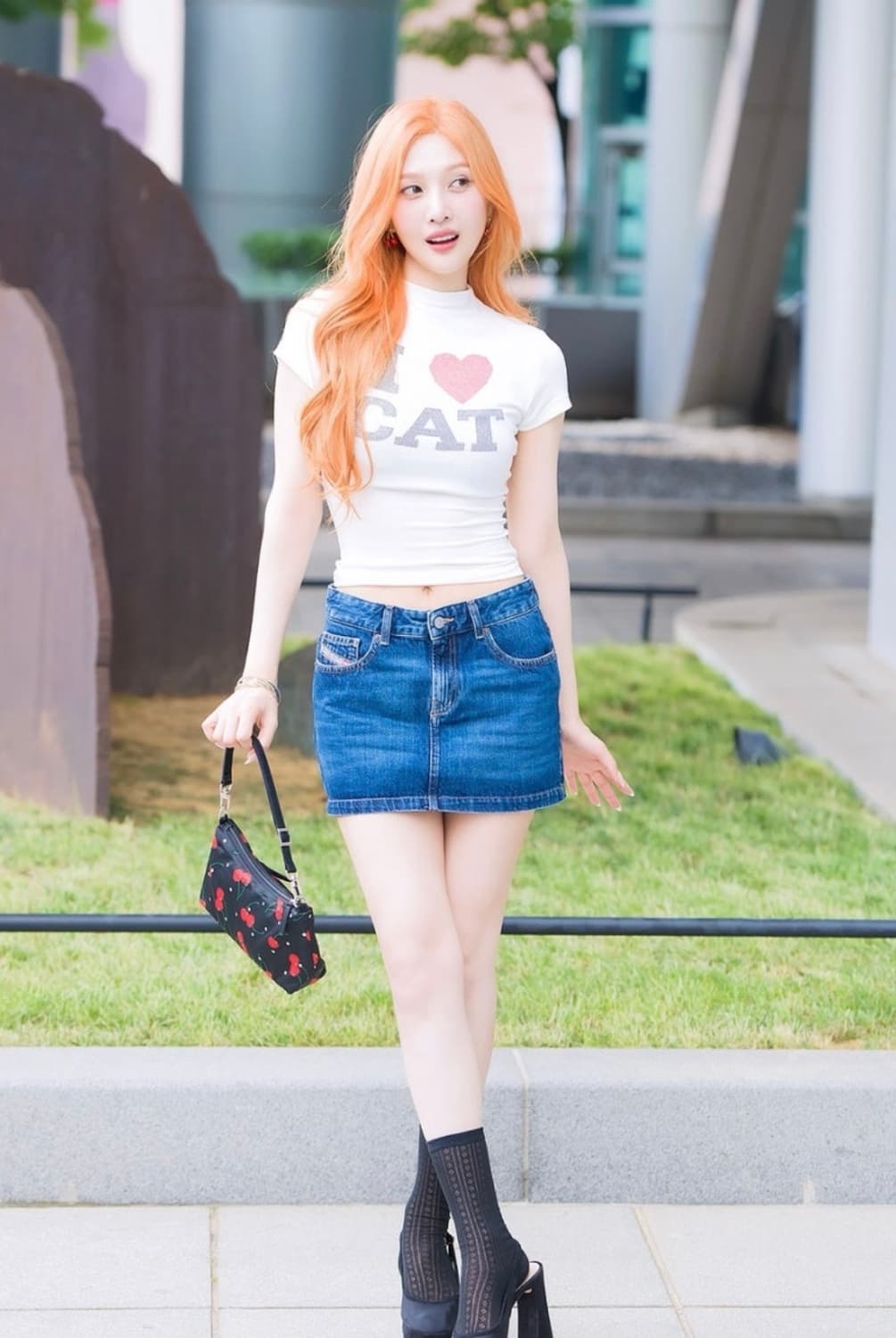 (새상품) 투머치택스 프린티드 호보백 블랙 체리 (조이 착용) 상품이미지5