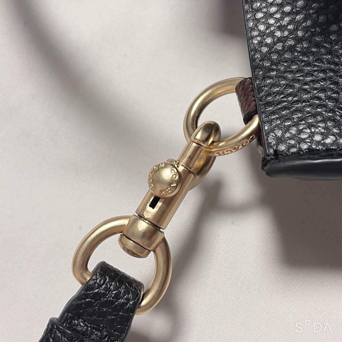 코치 블랙 레더 크로스백 토트백 상품이미지10