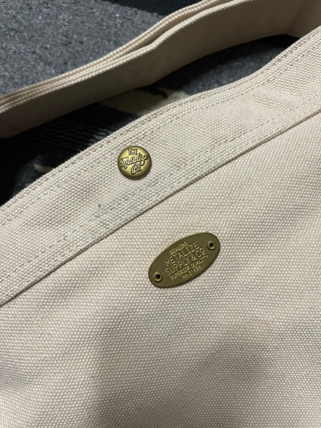 메탈리즈 뉴스보이 백 상품이미지5