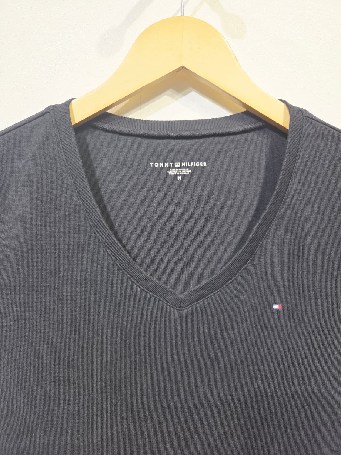 타미힐피거 여성 브이넥 반팔 티셔츠 블랙 상품이미지3