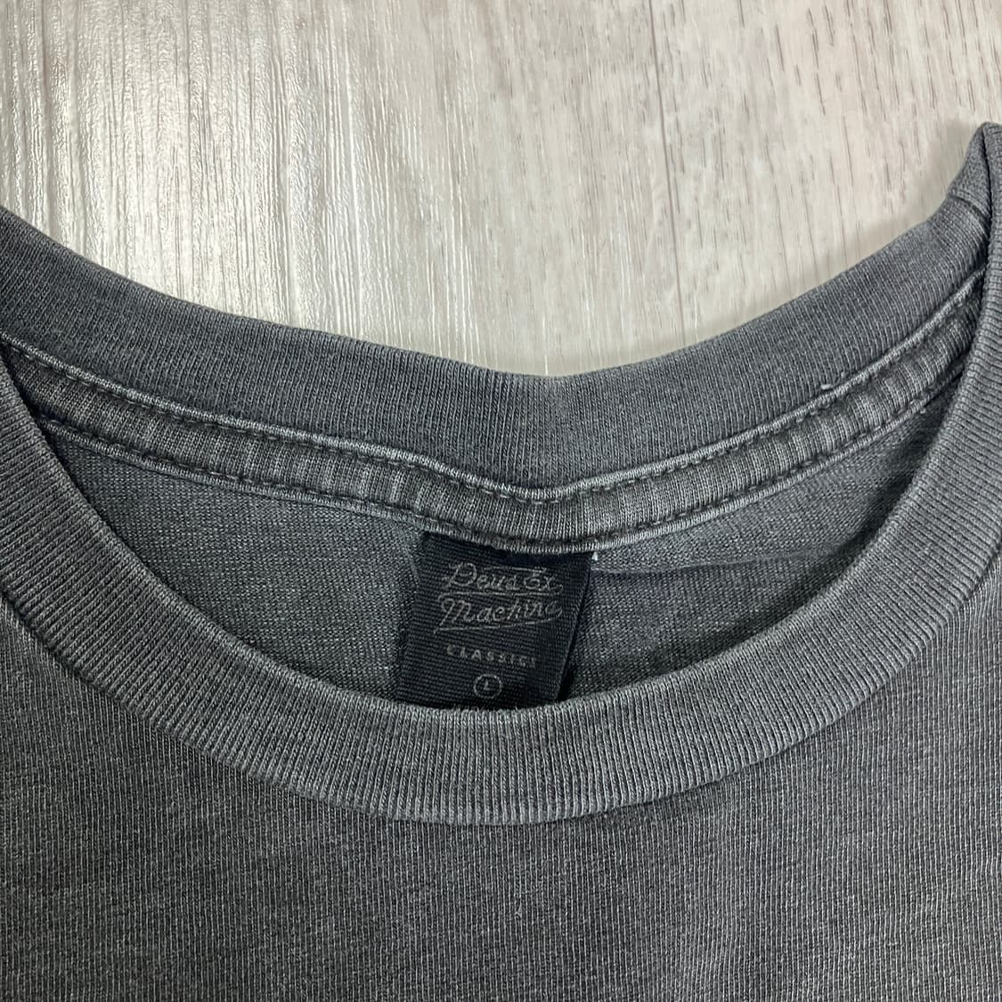 [L] 데우스 어드레스 반팔 차콜 상품이미지4